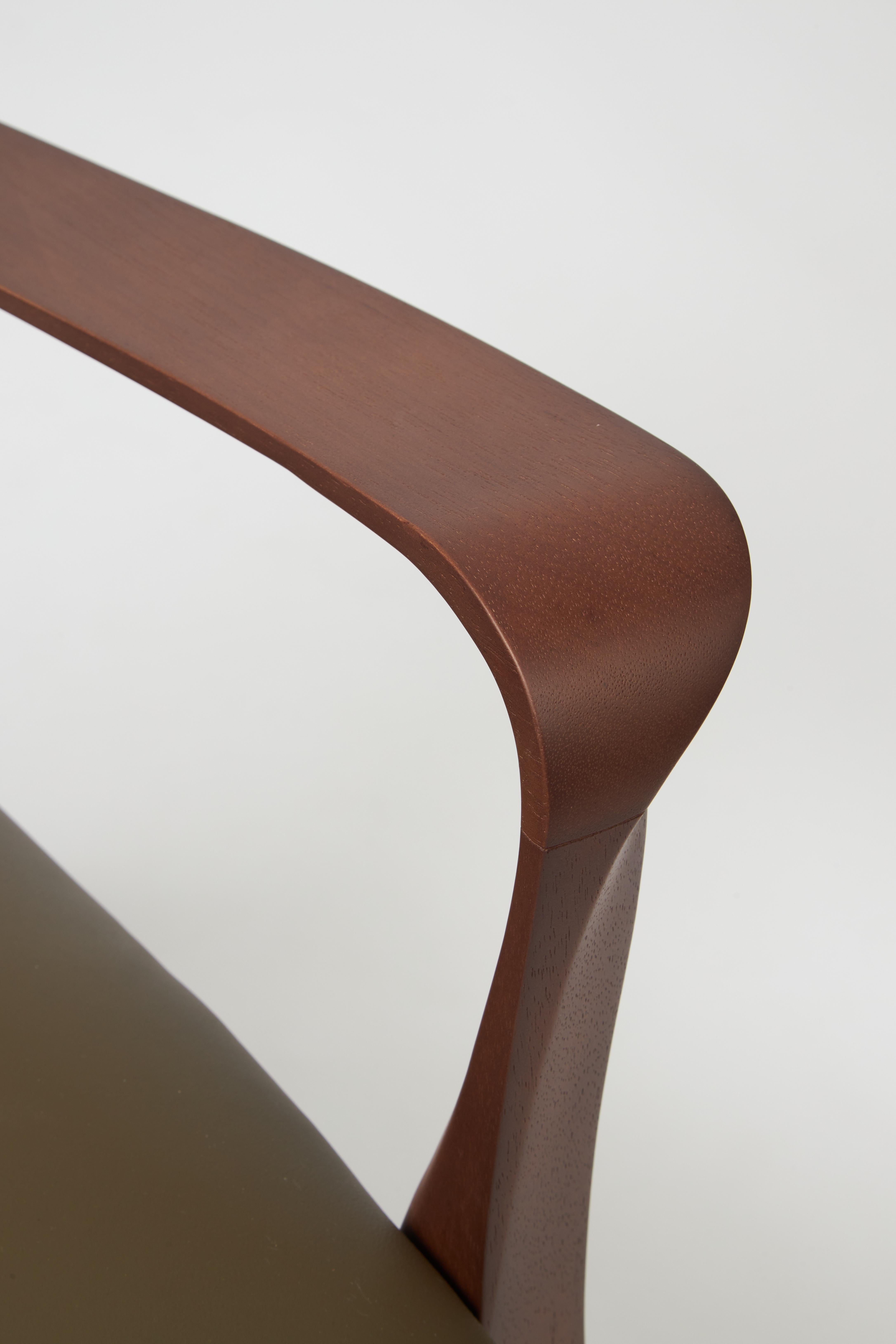 Aurora-Sessel im modernen Stil aus massivem Nussbaumholz, geformt, Ledersitzmöbel  im Angebot 3