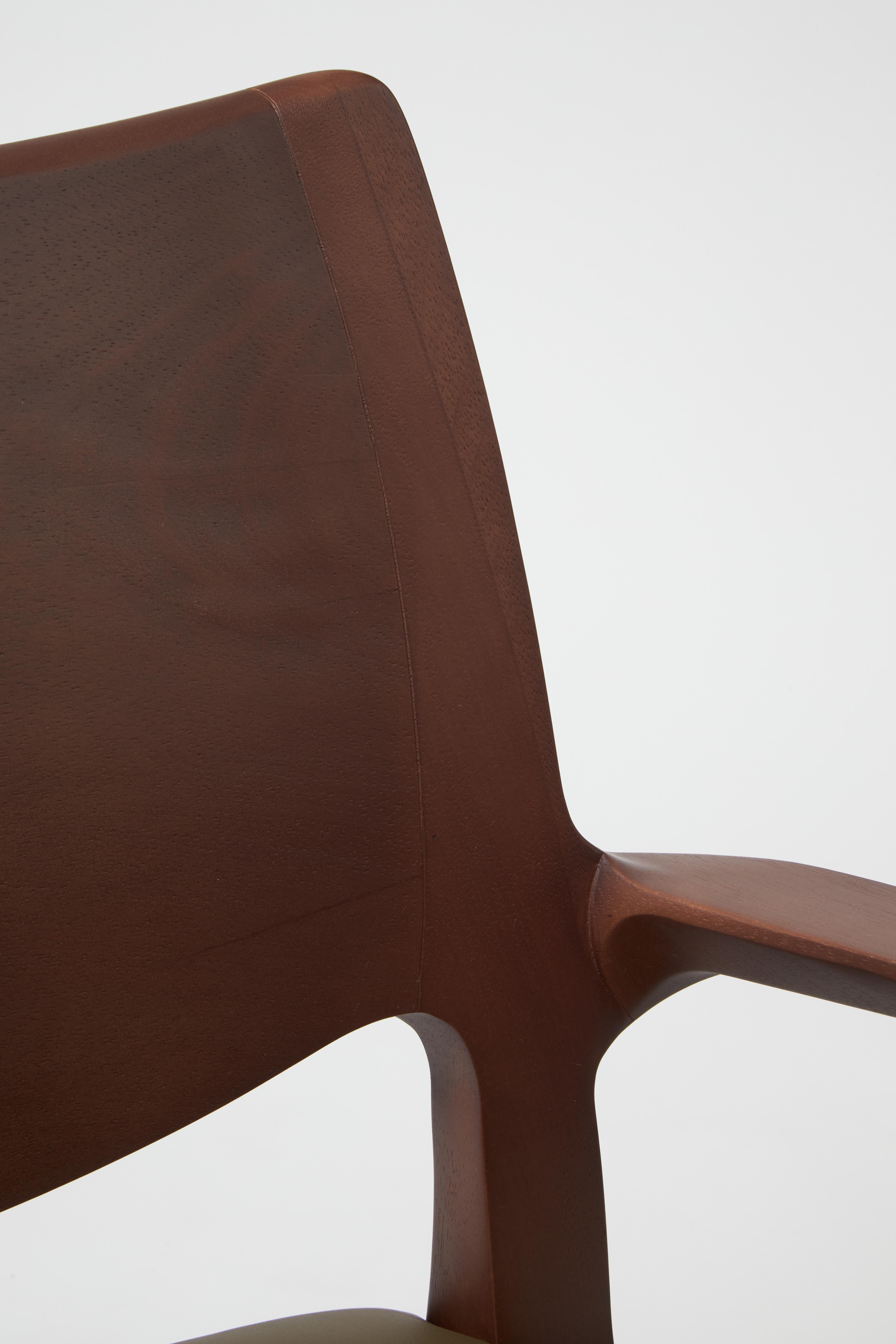 Aurora-Sessel im modernen Stil aus massivem Nussbaumholz, geformt, Ledersitzmöbel  im Angebot 4