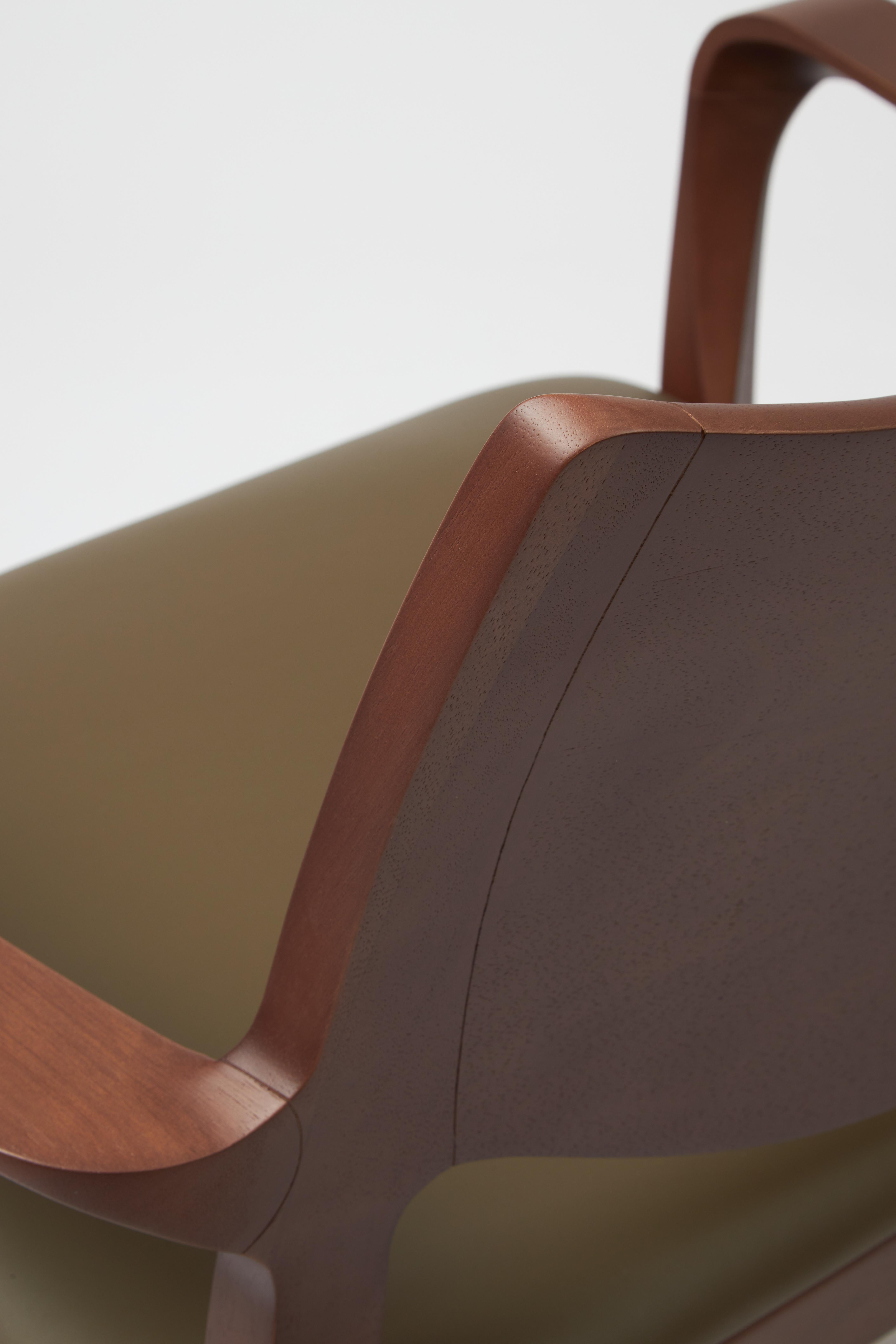 Aurora-Sessel im modernen Stil aus massivem Nussbaumholz, geformt, Ledersitzmöbel  im Angebot 5