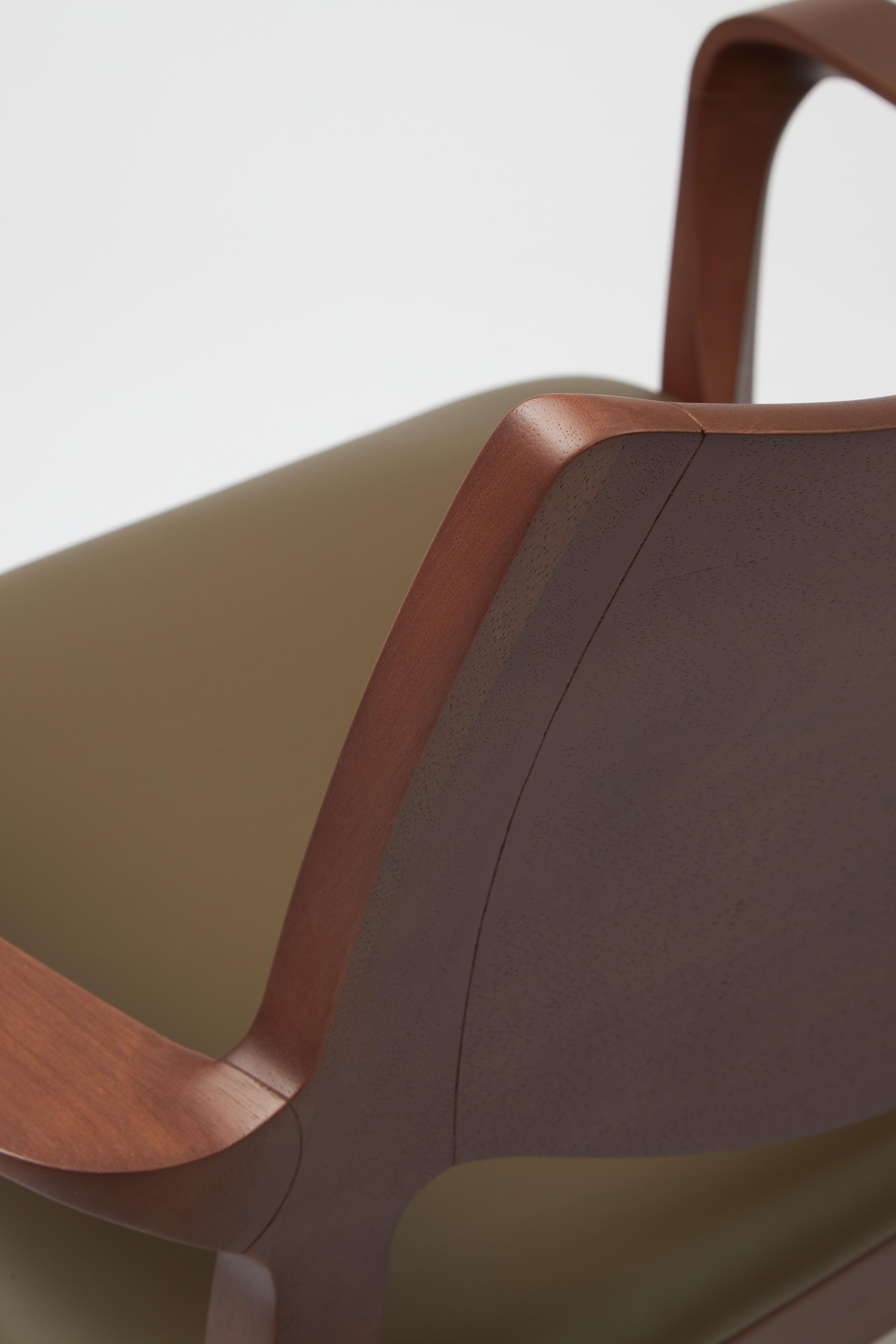 Sillón Aurora de estilo moderno Esculpido en nogal macizo, asiento de cuero en venta 4