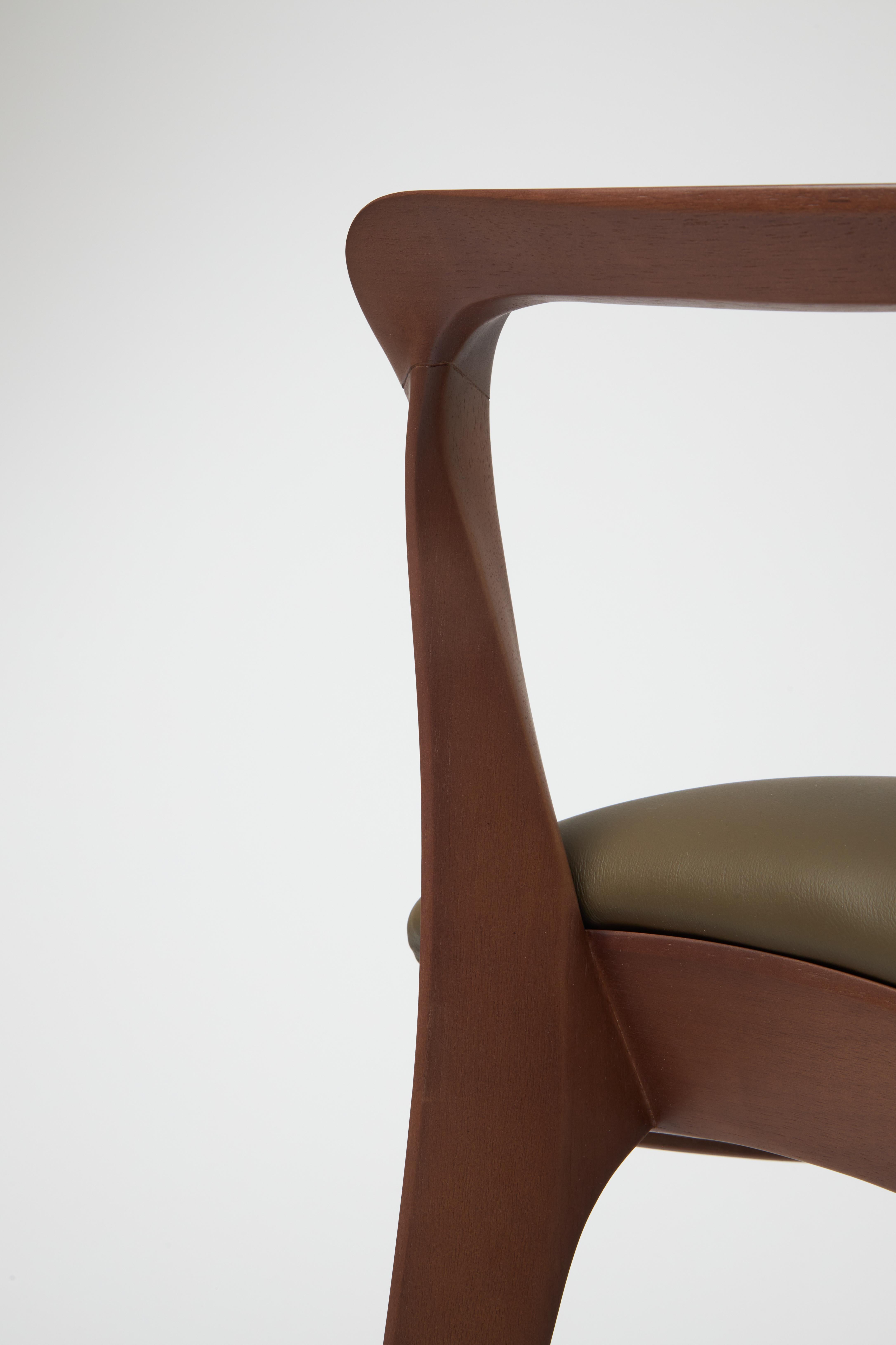 Aurora-Sessel im modernen Stil aus massivem Nussbaumholz, geformt, Ledersitzmöbel  im Angebot 7
