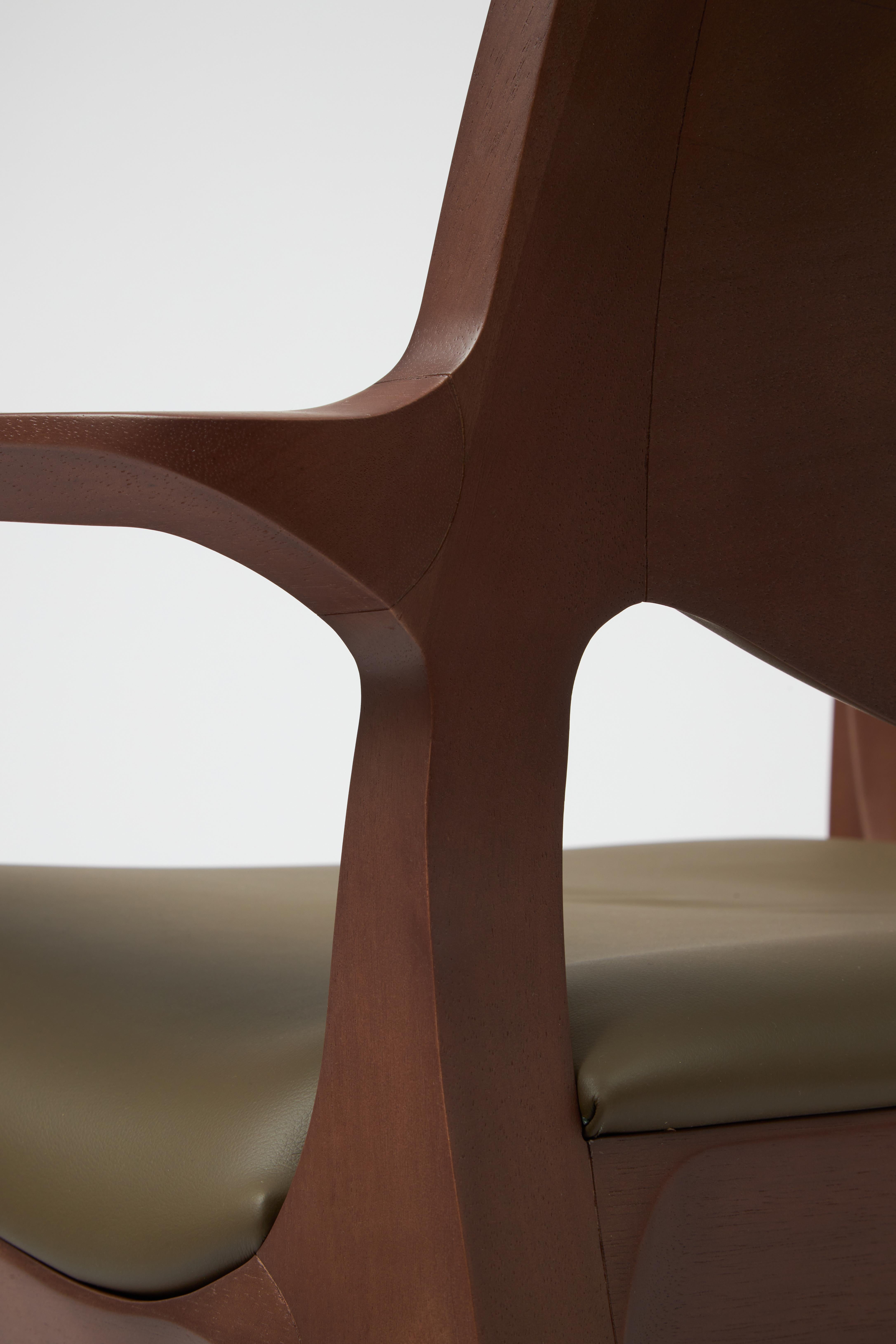 Aurora-Sessel im modernen Stil aus massivem Nussbaumholz, geformt, Ledersitzmöbel  im Angebot 8