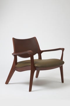 Modern Style Aurora armchair Sculpted in solid walnut finish, leather seating