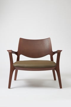 Modern Style Aurora armchair Sculpted in solid walnut finish, leather seating