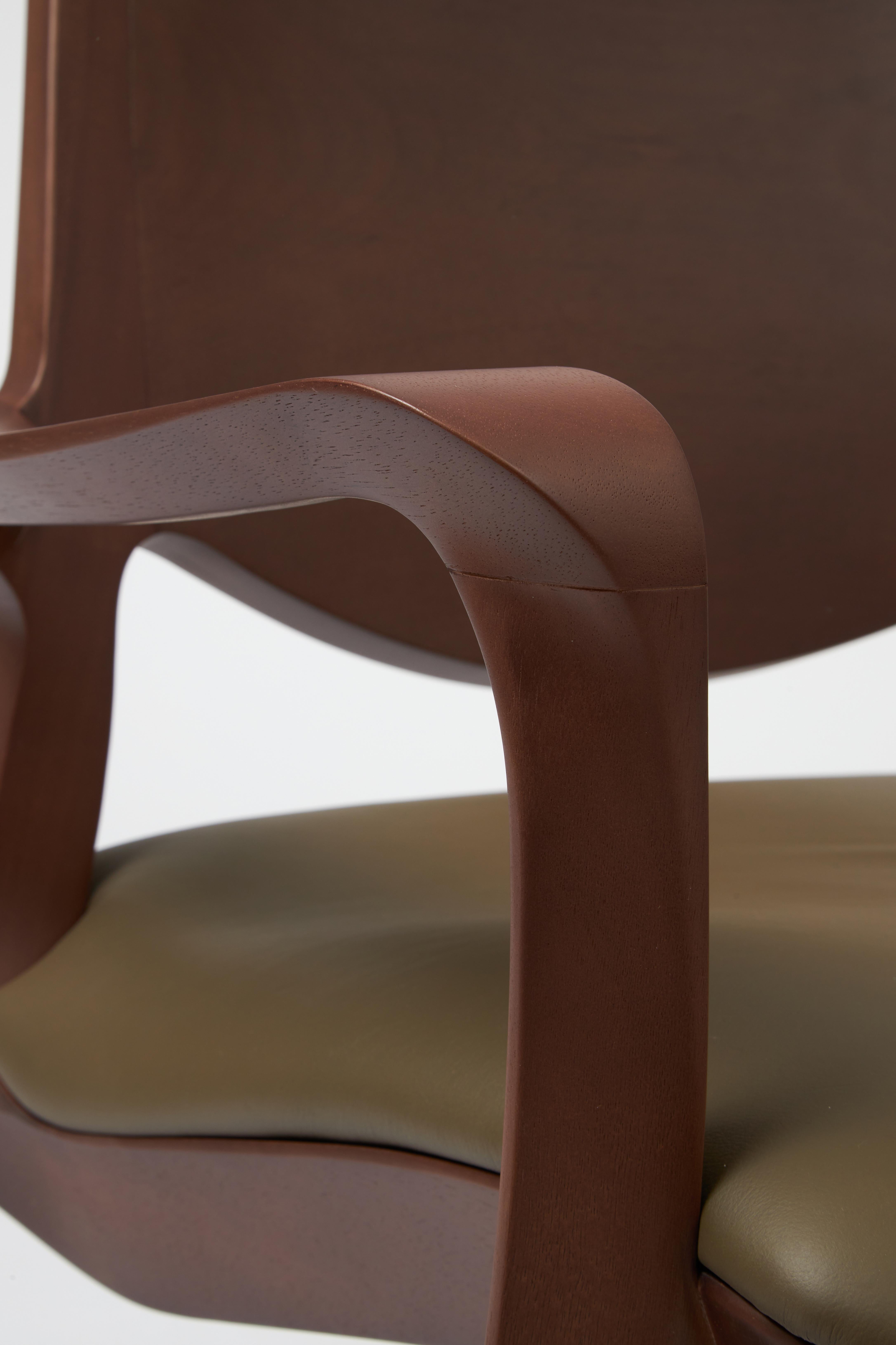 Modern Style Aurora armchair Sculpted in solid walnut finish, leather seating  In New Condition For Sale In Vila Cordeiro, São Paulo