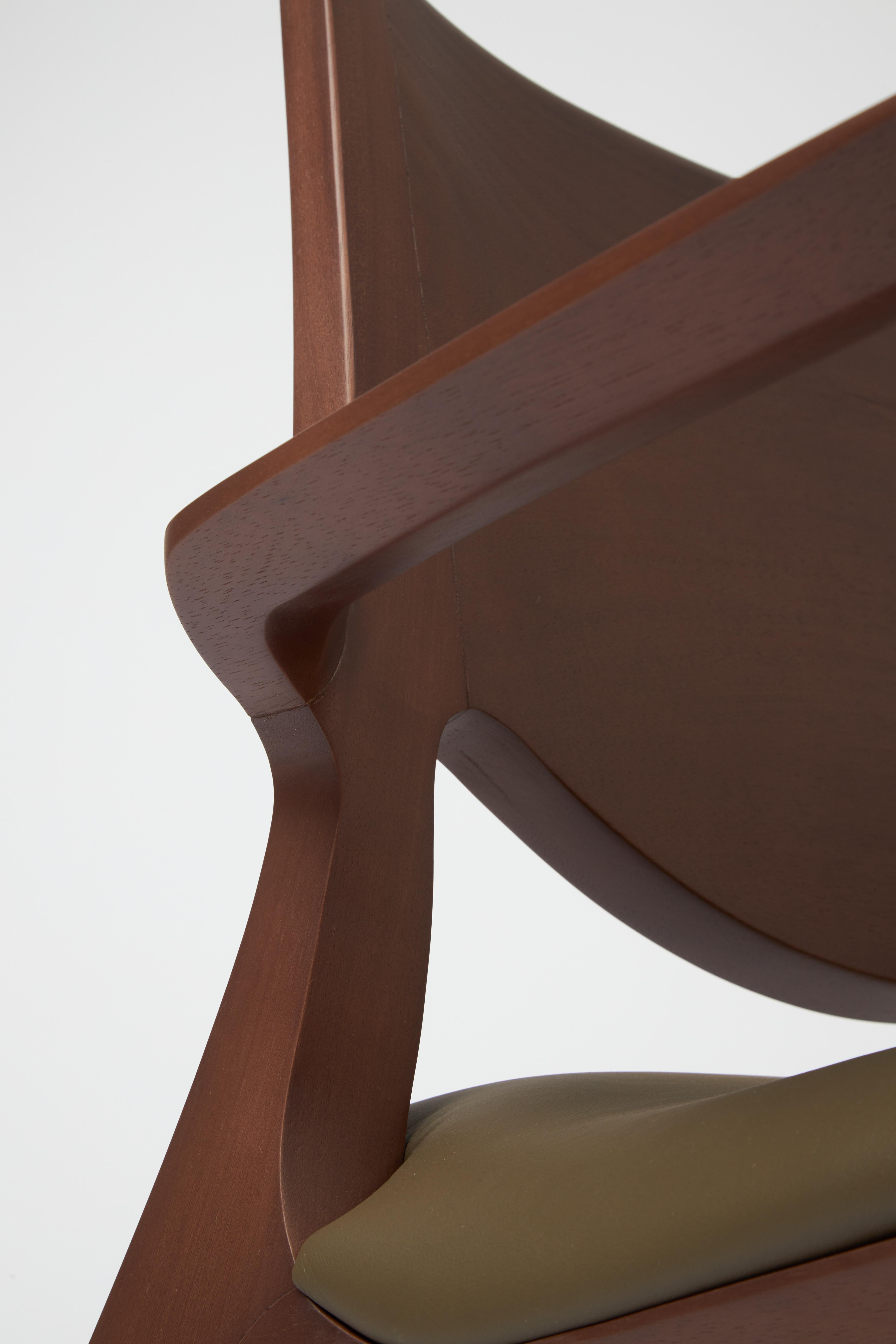 Sillón Aurora de estilo moderno Esculpido en nogal macizo, asiento de cuero Siglo XXI y contemporáneo en venta