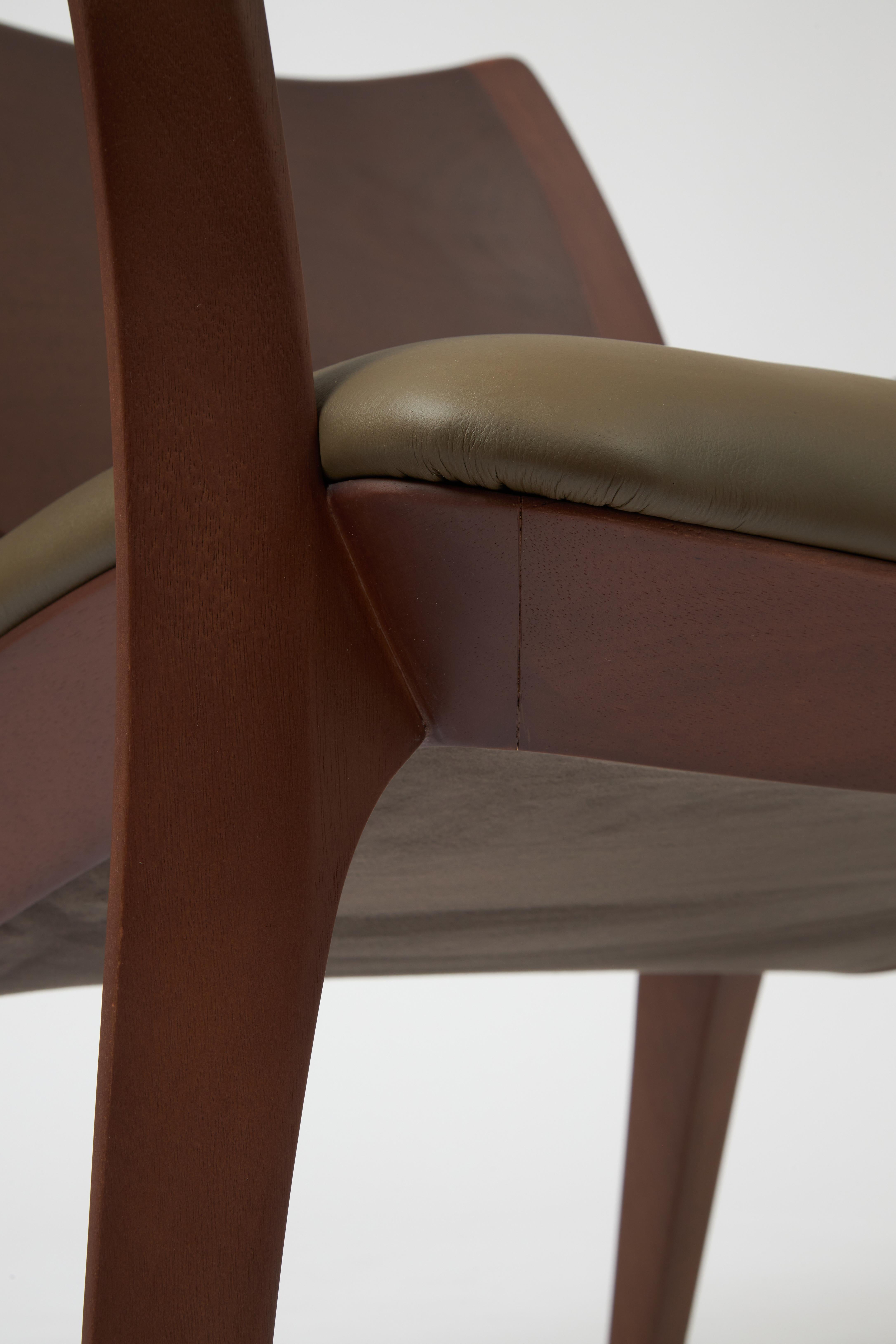 Aurora-Sessel im modernen Stil aus massivem Nussbaumholz, geformt, Ledersitzmöbel  im Angebot 2