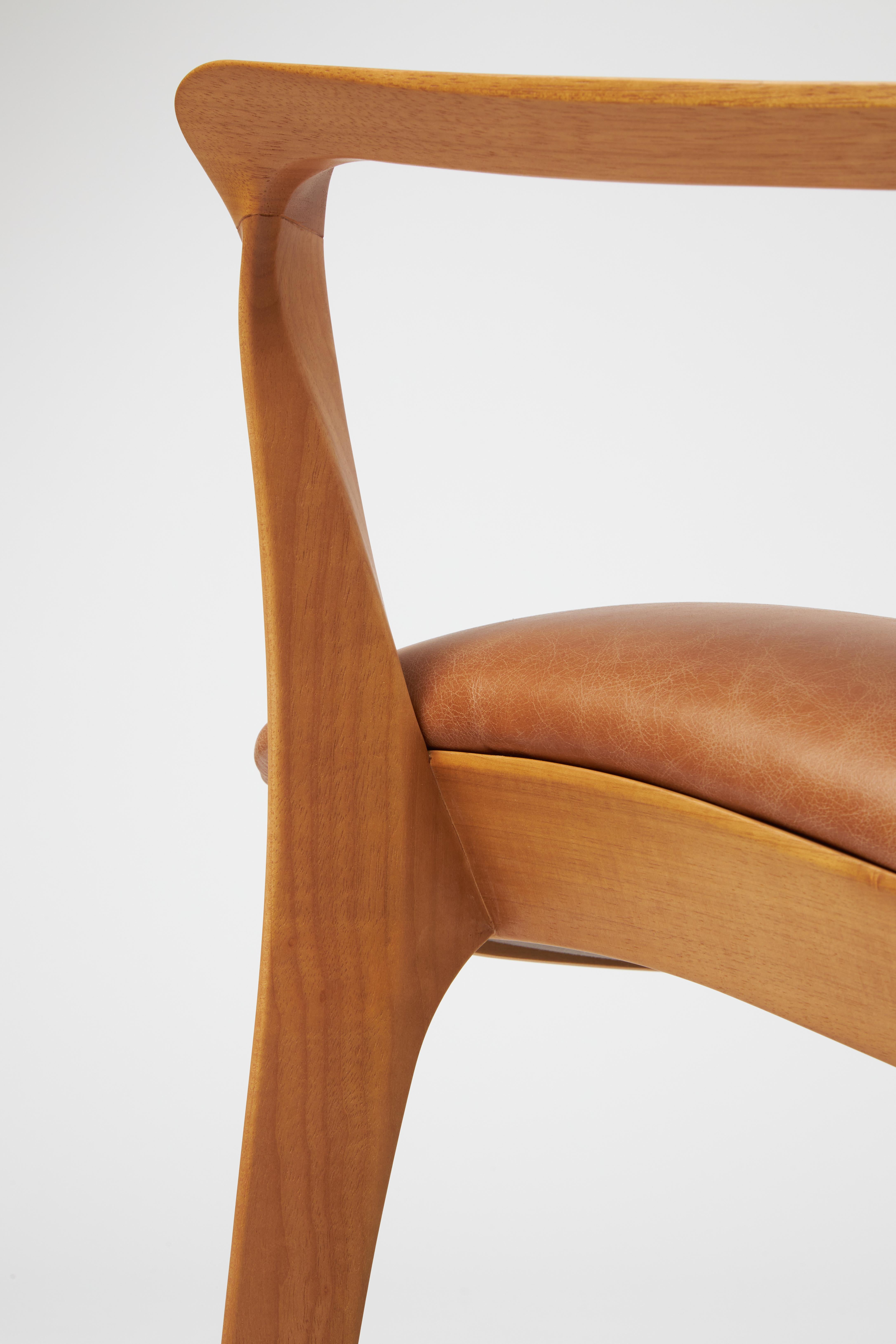 Aurora-Sessel im modernen Stil, geformt aus Massivholz, Rückenlehne mit Rohrgestell, Ledersitz im Angebot 4