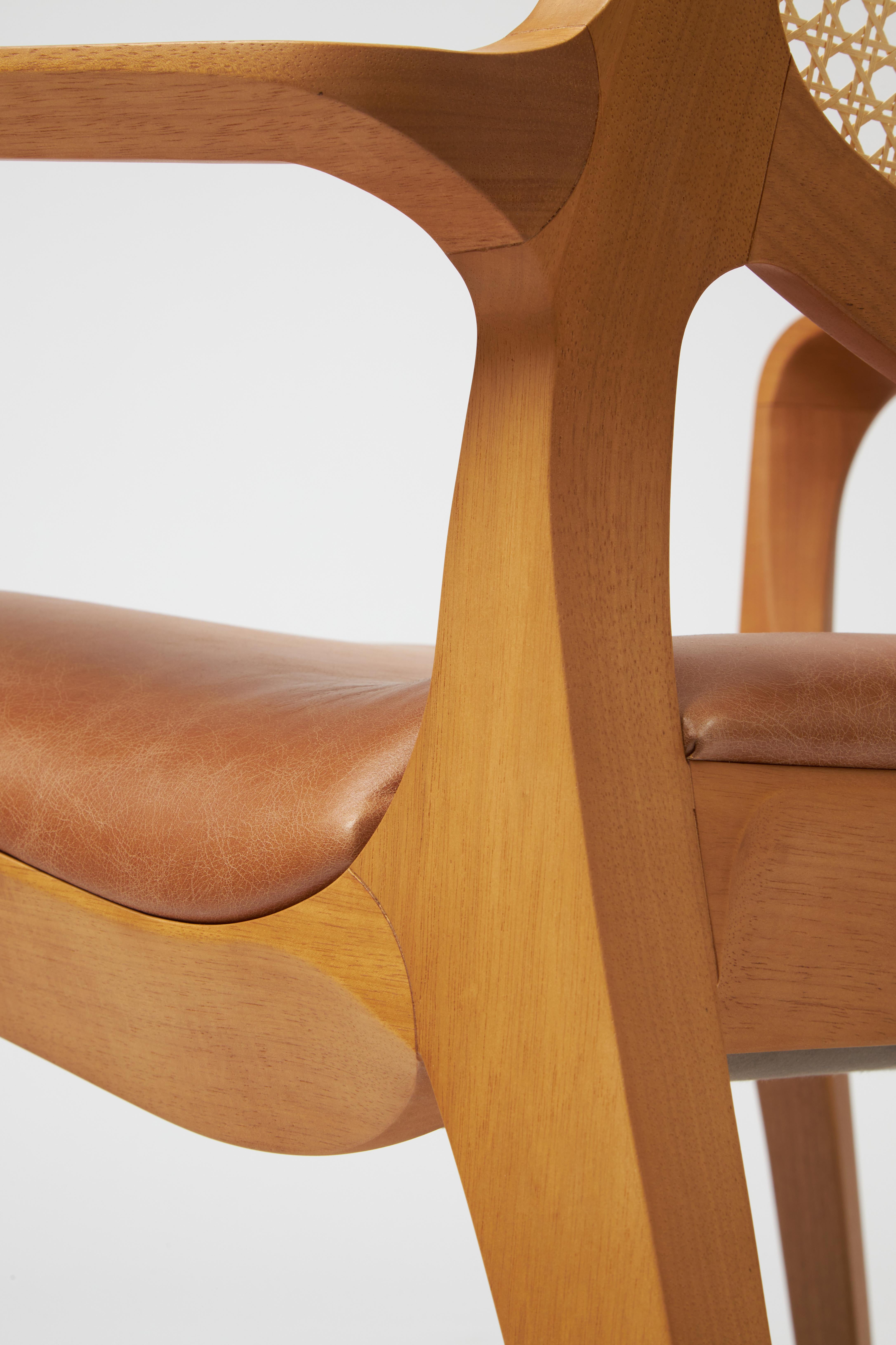 Aurora-Sessel im modernen Stil, geformt aus Massivholz, Rückenlehne mit Rohrgestell, Ledersitz im Angebot 5