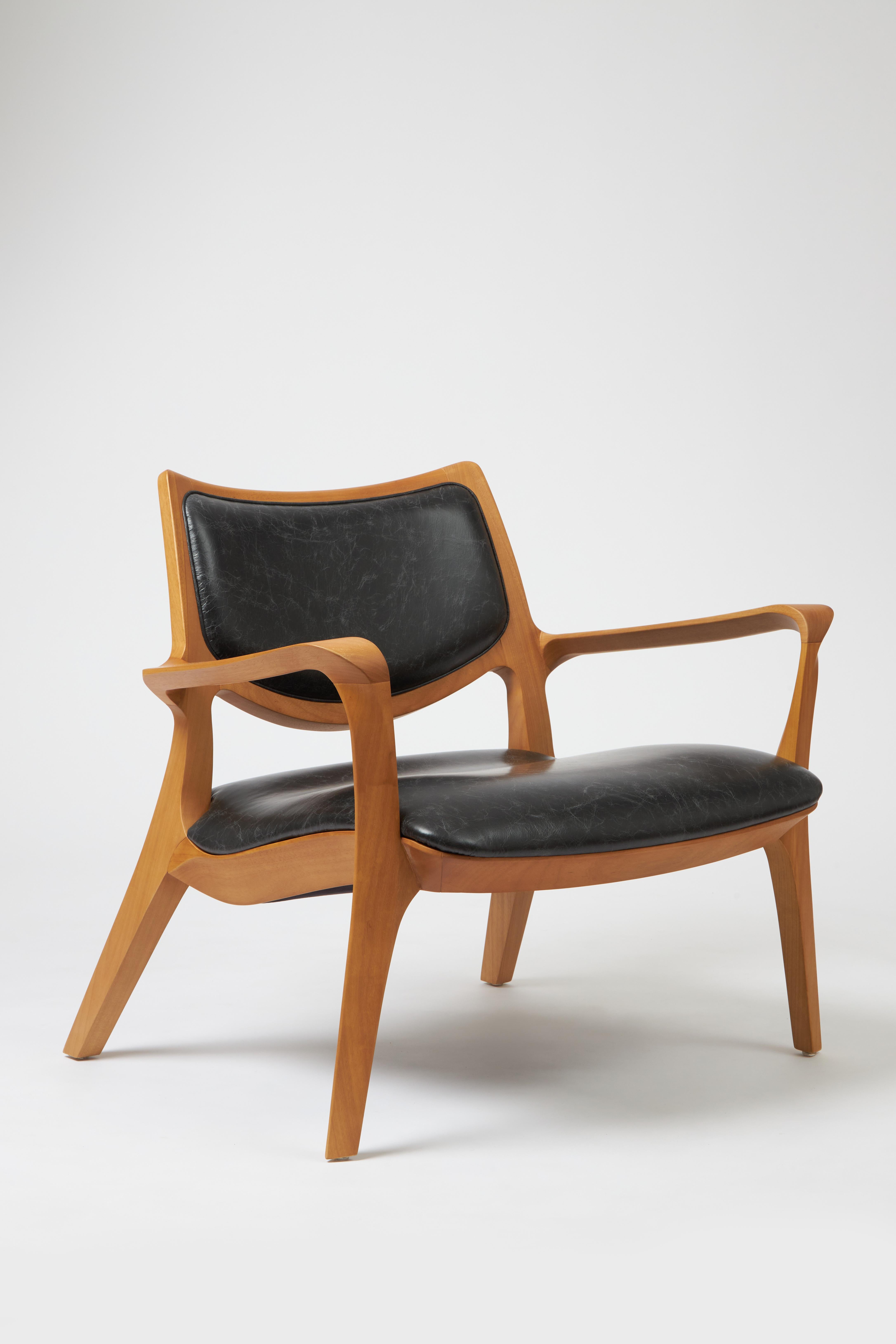 Aurora-Sessel im modernen Stil, geformt aus Massivholz, Rückenlehne mit Rohrgestell, Ledersitz im Angebot 7
