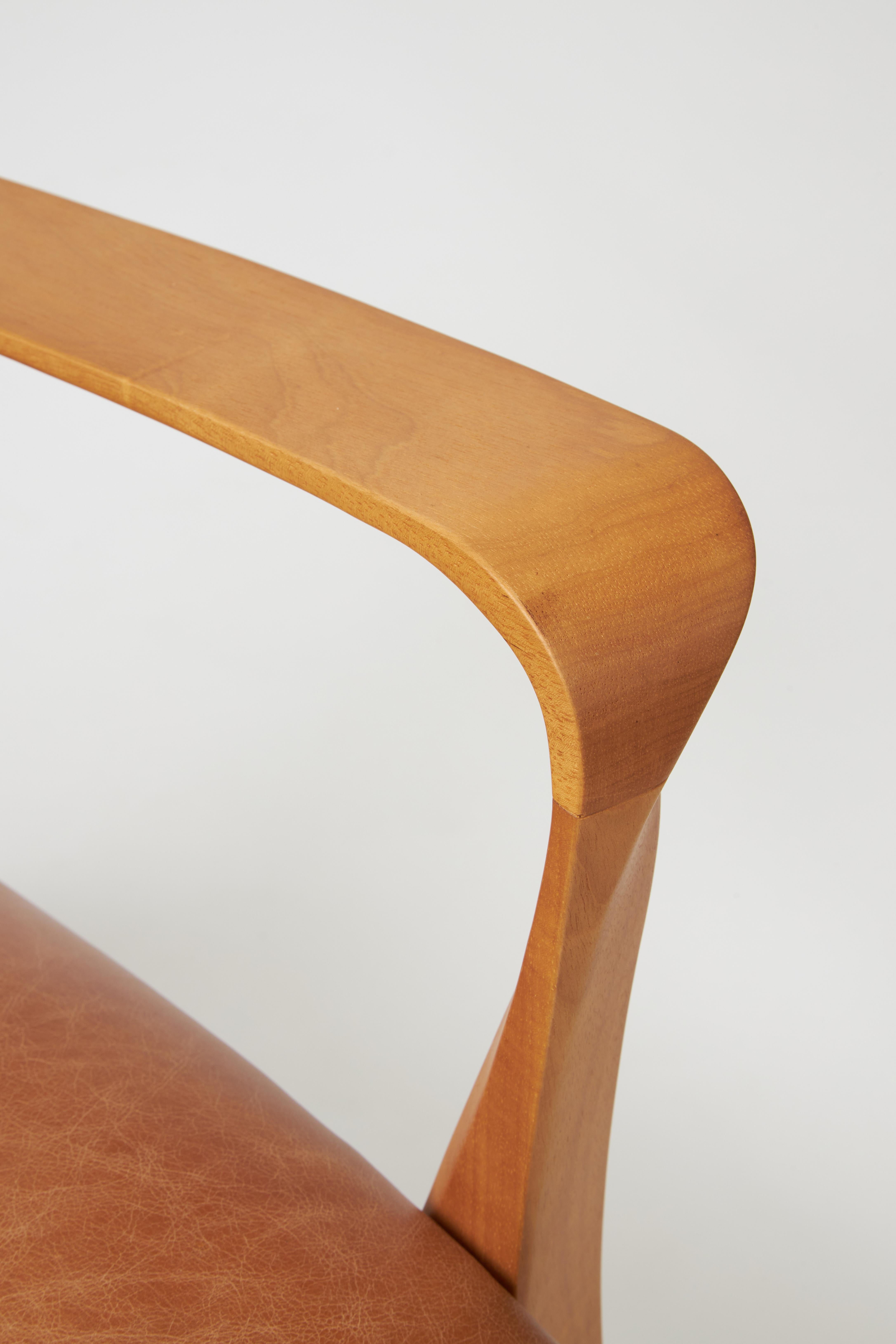 Fauteuil Aurora de style moderne sculpté en bois massif, dossier à cannage, assise en cuir Neuf - En vente à Vila Cordeiro, São Paulo