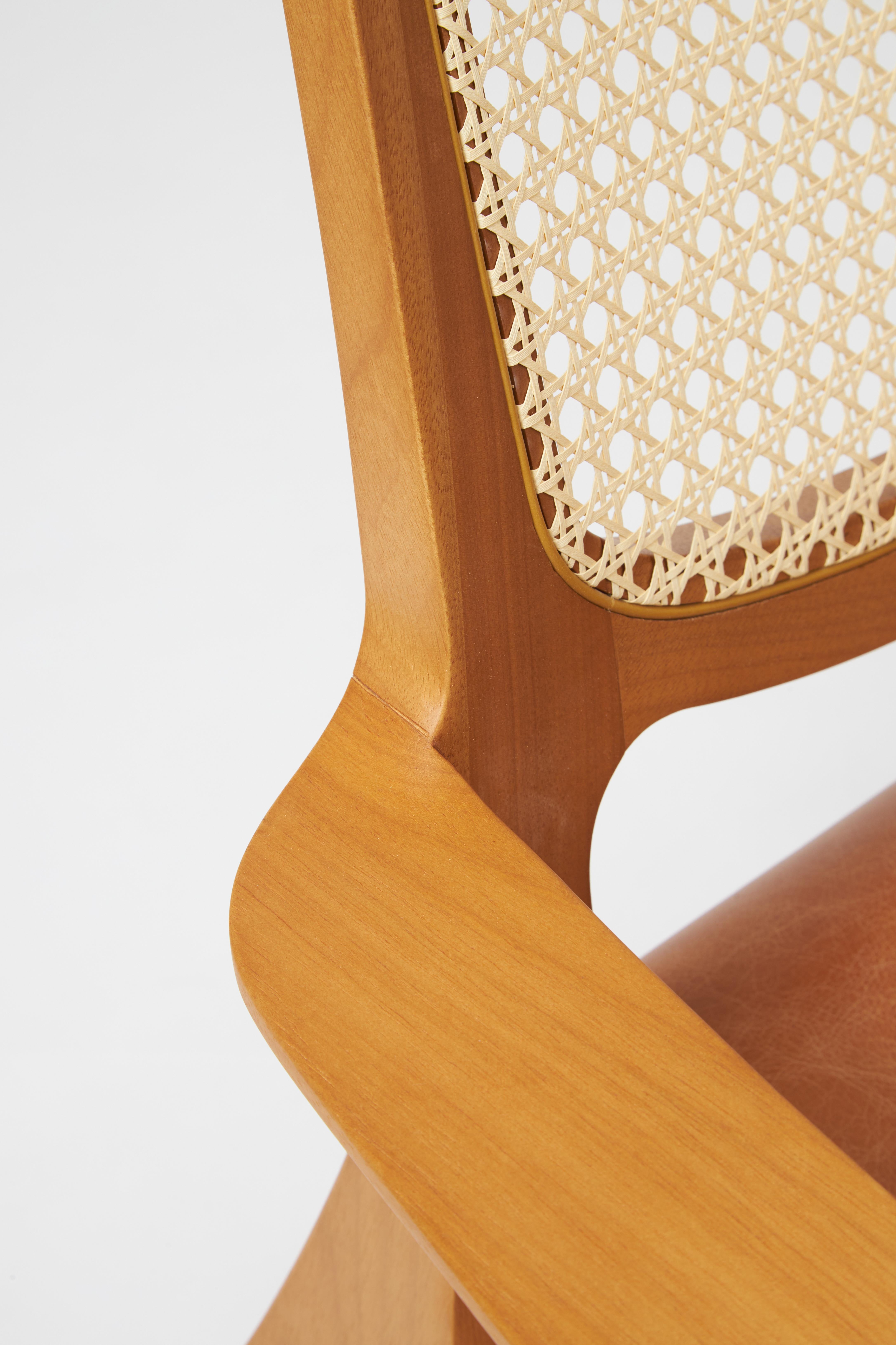 Aurora-Sessel im modernen Stil, geformt aus Massivholz, Rückenlehne mit Rohrgestell, Ledersitz (21. Jahrhundert und zeitgenössisch) im Angebot