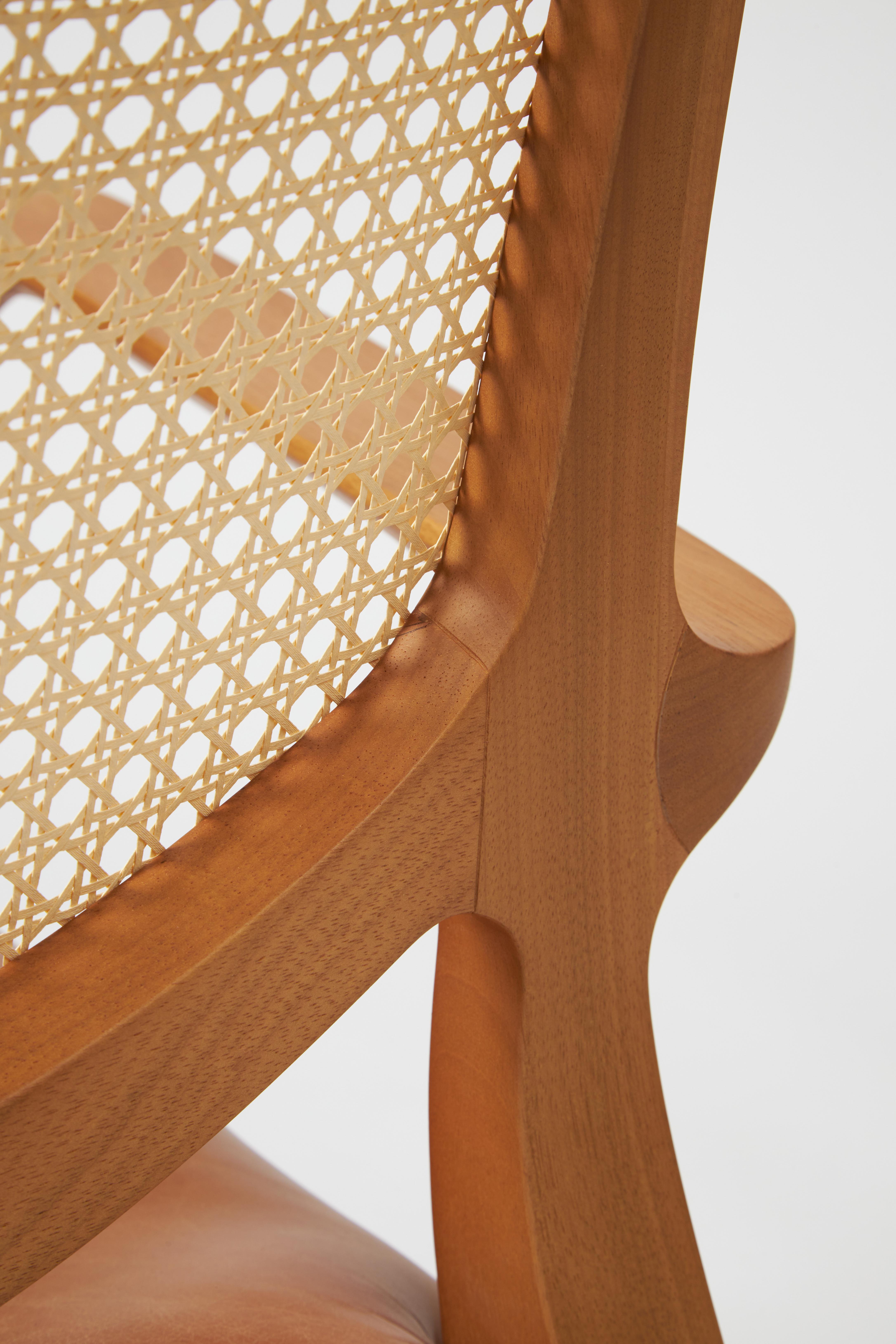 Aurora-Sessel im modernen Stil, geformt aus Massivholz, Rückenlehne mit Rohrgestell, Ledersitz im Angebot 1