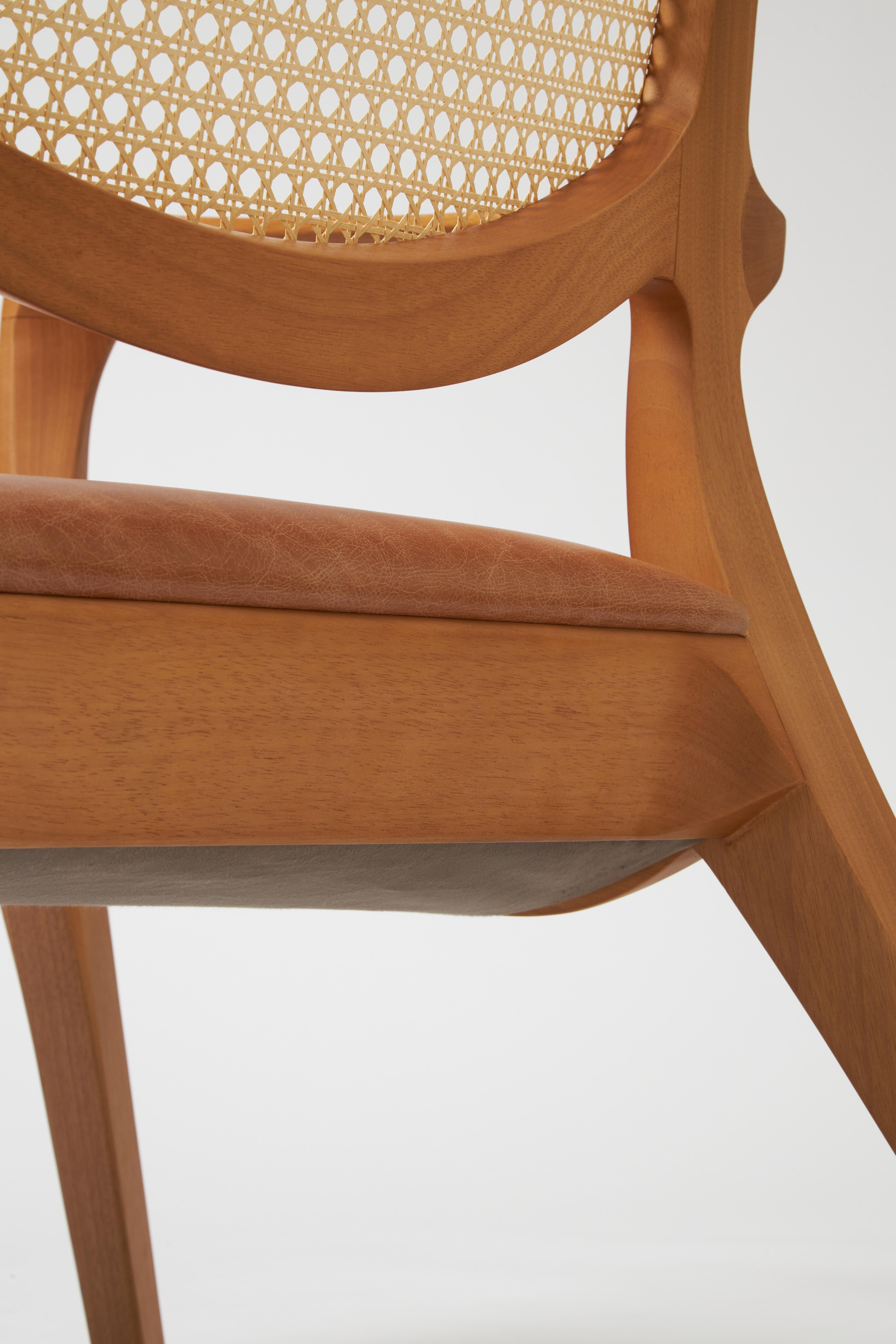 Fauteuil Aurora de style moderne sculpté en bois massif, dossier à cannage, assise en cuir en vente 1