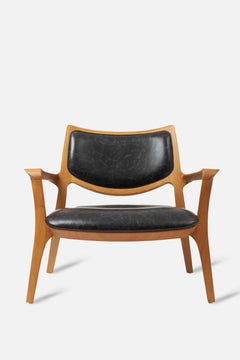 Modern Style Aurora armchair Sculpted in solid wood, leather seat and back