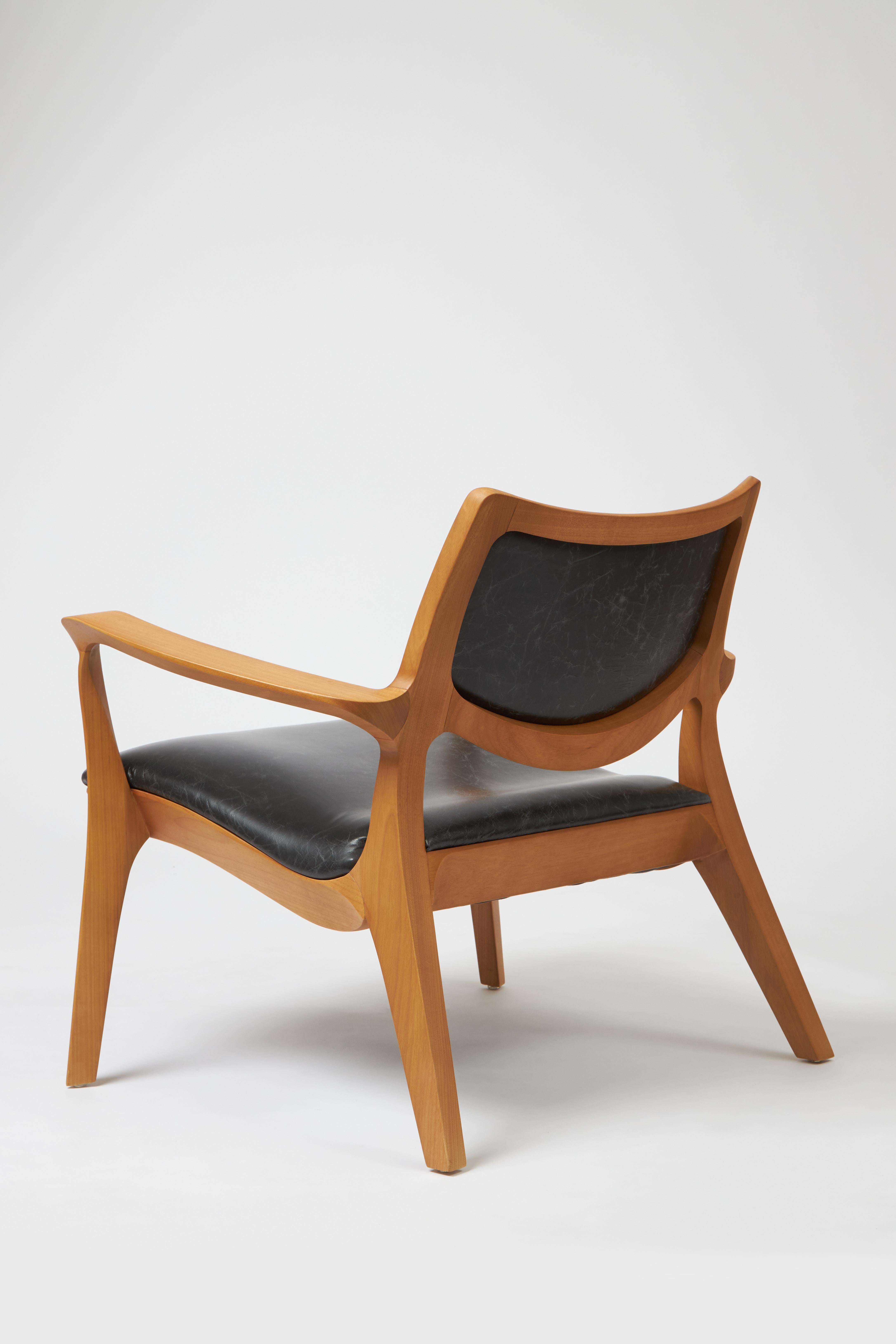 Caning Modern Style Aurora armchair Sculpted in solid wood, leather seat and back For Sale