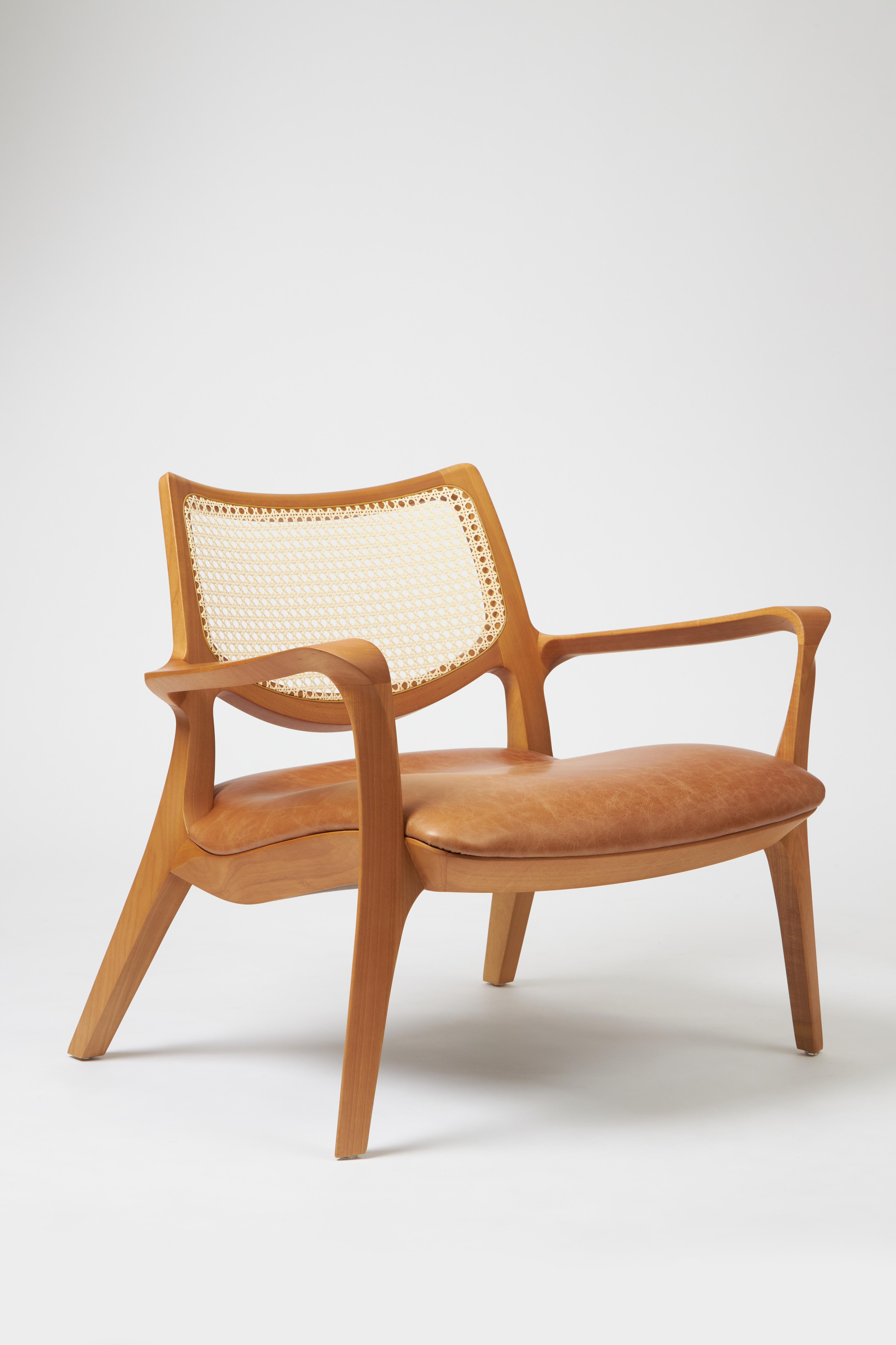 Modern Style Aurora armchair Sculpted in solid wood, leather seat and back In New Condition For Sale In Vila Cordeiro, São Paulo
