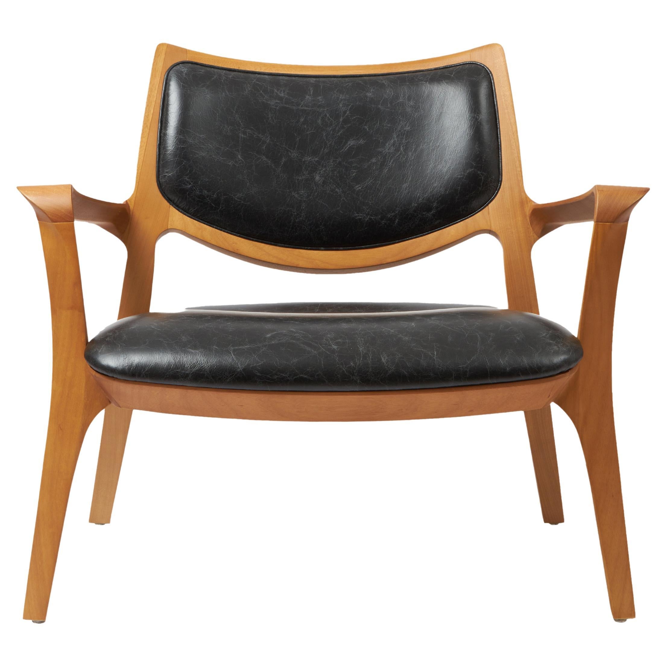 Modern Style Aurora armchair Sculpted in solid wood, leather seat and back