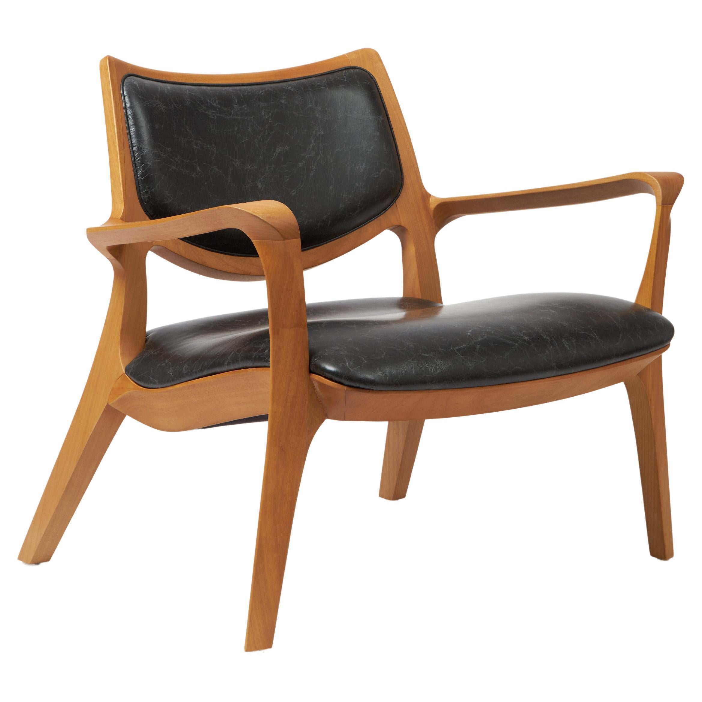 Modern Style Aurora armchair Sculpted in solid wood, leather seat and back For Sale