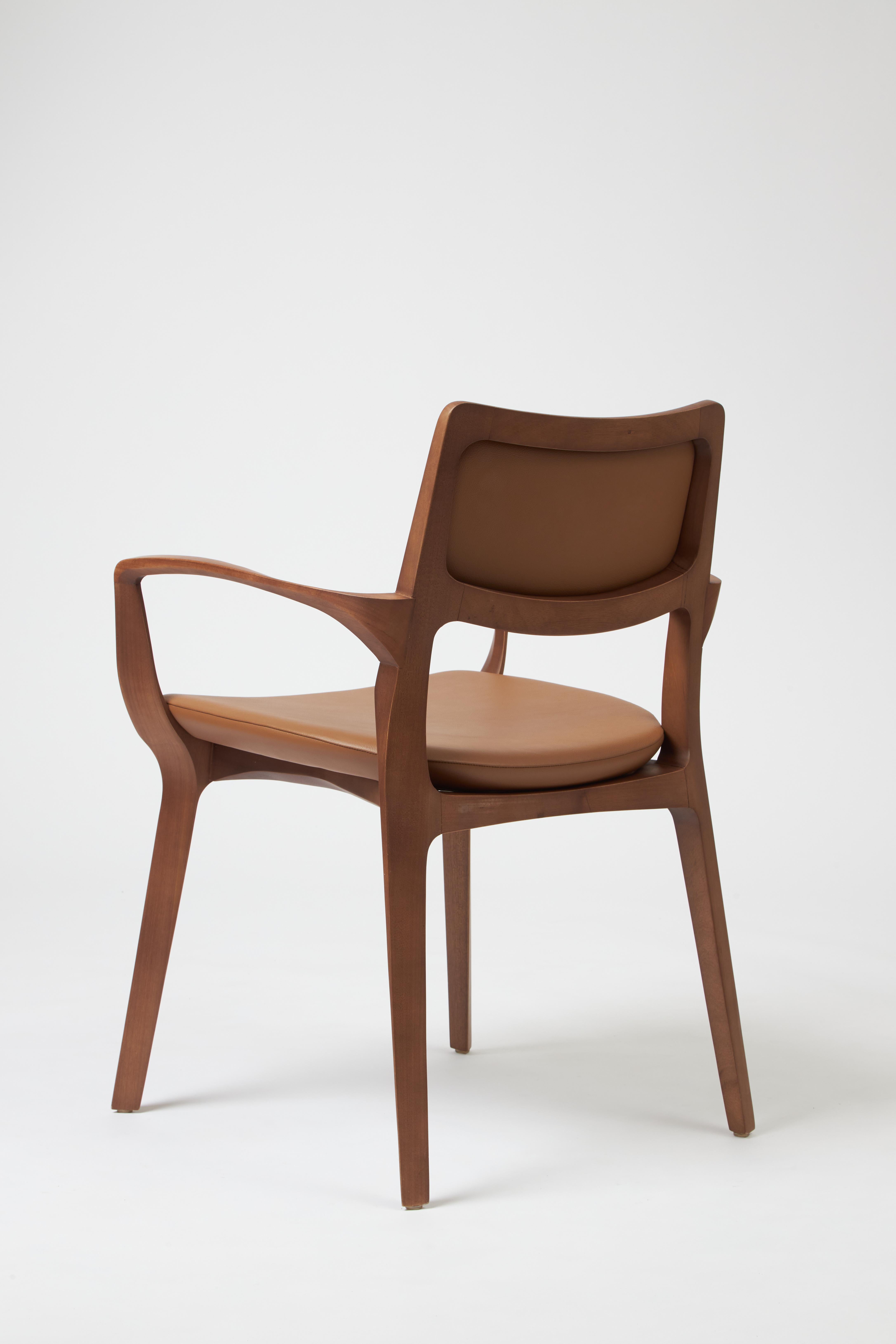 Aurora-Stuhl im modernen Stil, geformt in Armlehnen aus Nussbaumholz, Lederrückenlehne und Sitzmöbeln (Postmoderne) im Angebot