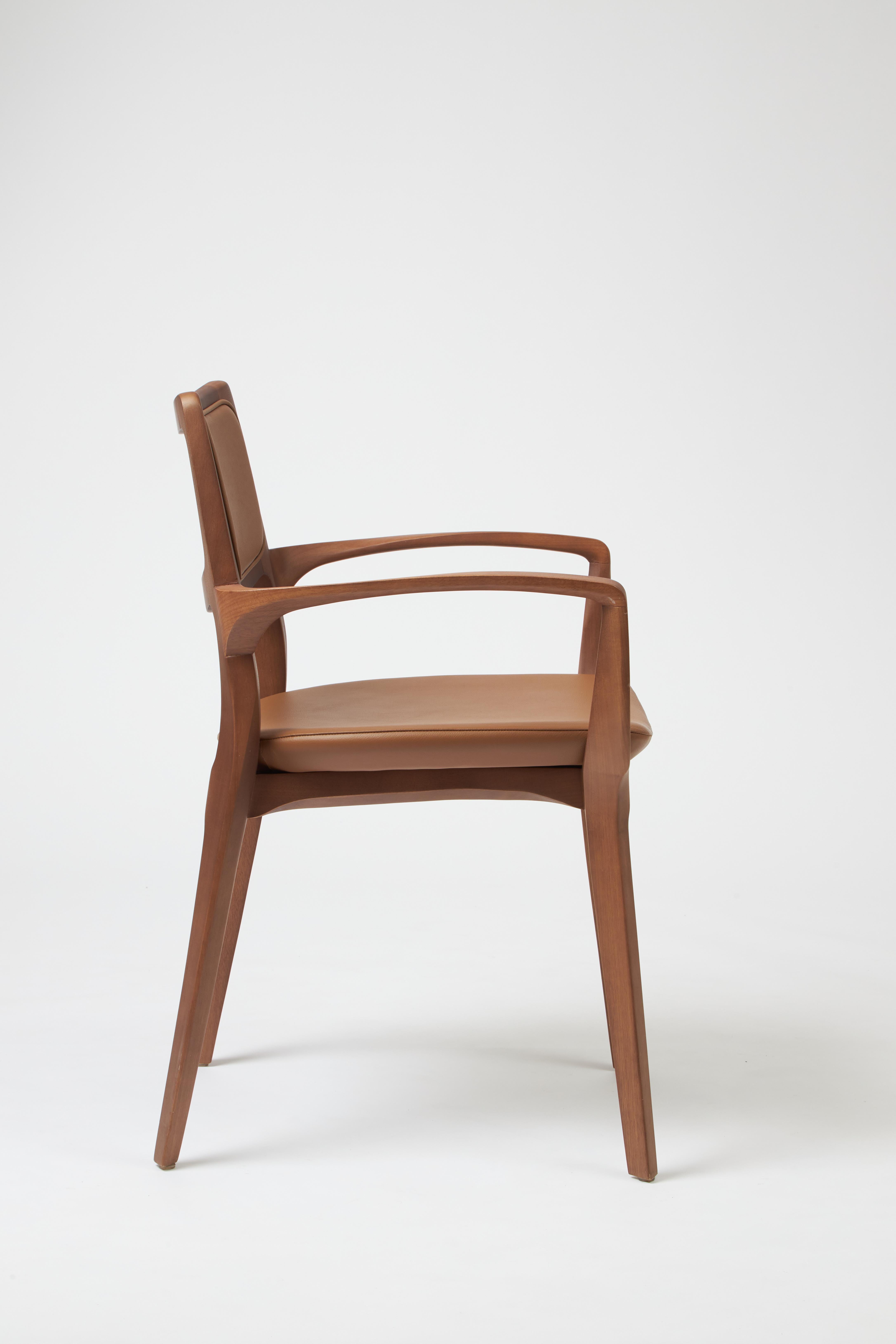 Aurora-Stuhl im modernen Stil, geformt in Armlehnen aus Nussbaumholz, Lederrückenlehne und Sitzmöbeln (Geflecht) im Angebot