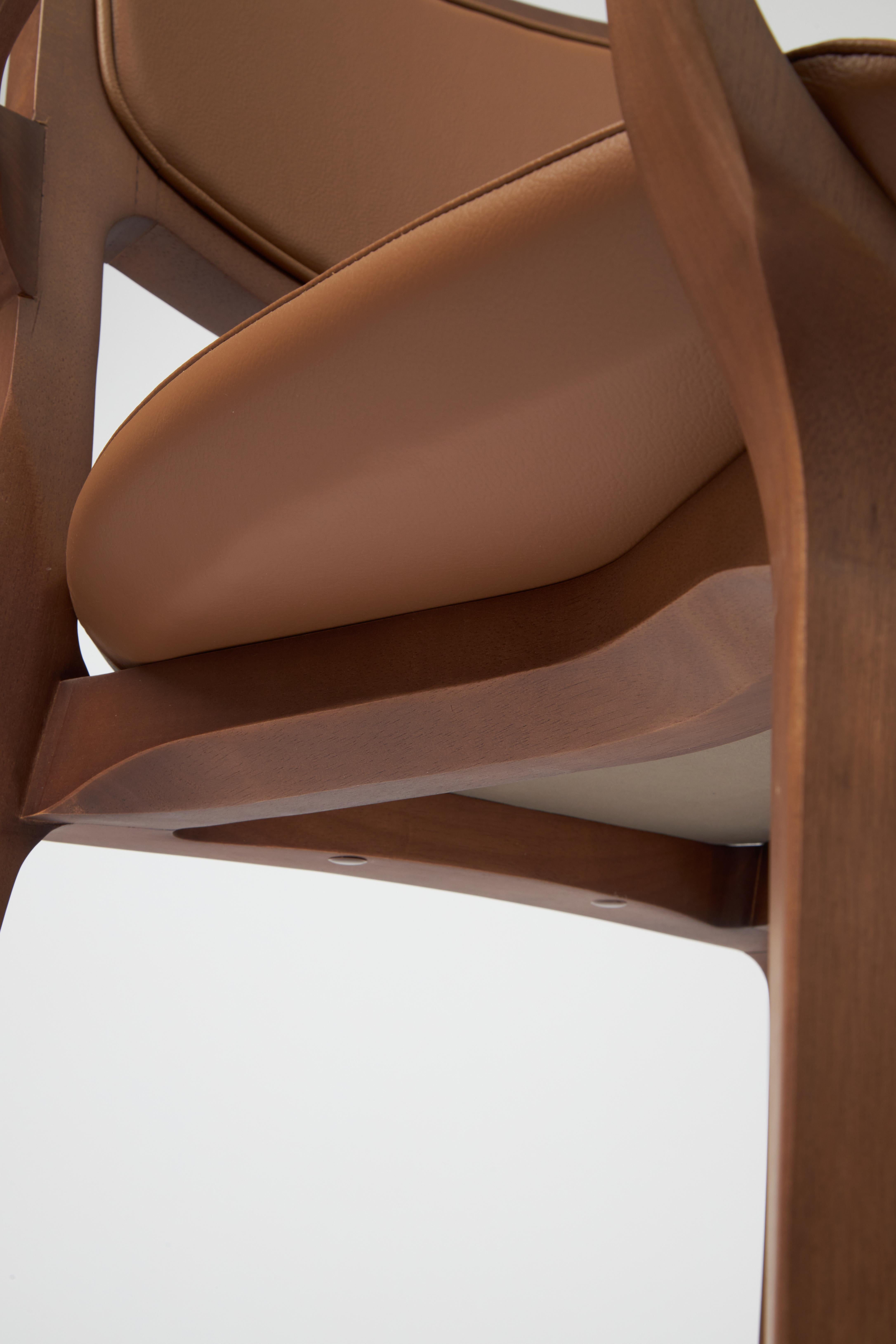 Aurora-Stuhl im modernen Stil, geformt in Armlehnen aus Nussbaumholz, Lederrückenlehne und Sitzmöbeln im Zustand „Neu“ im Angebot in Vila Cordeiro, São Paulo