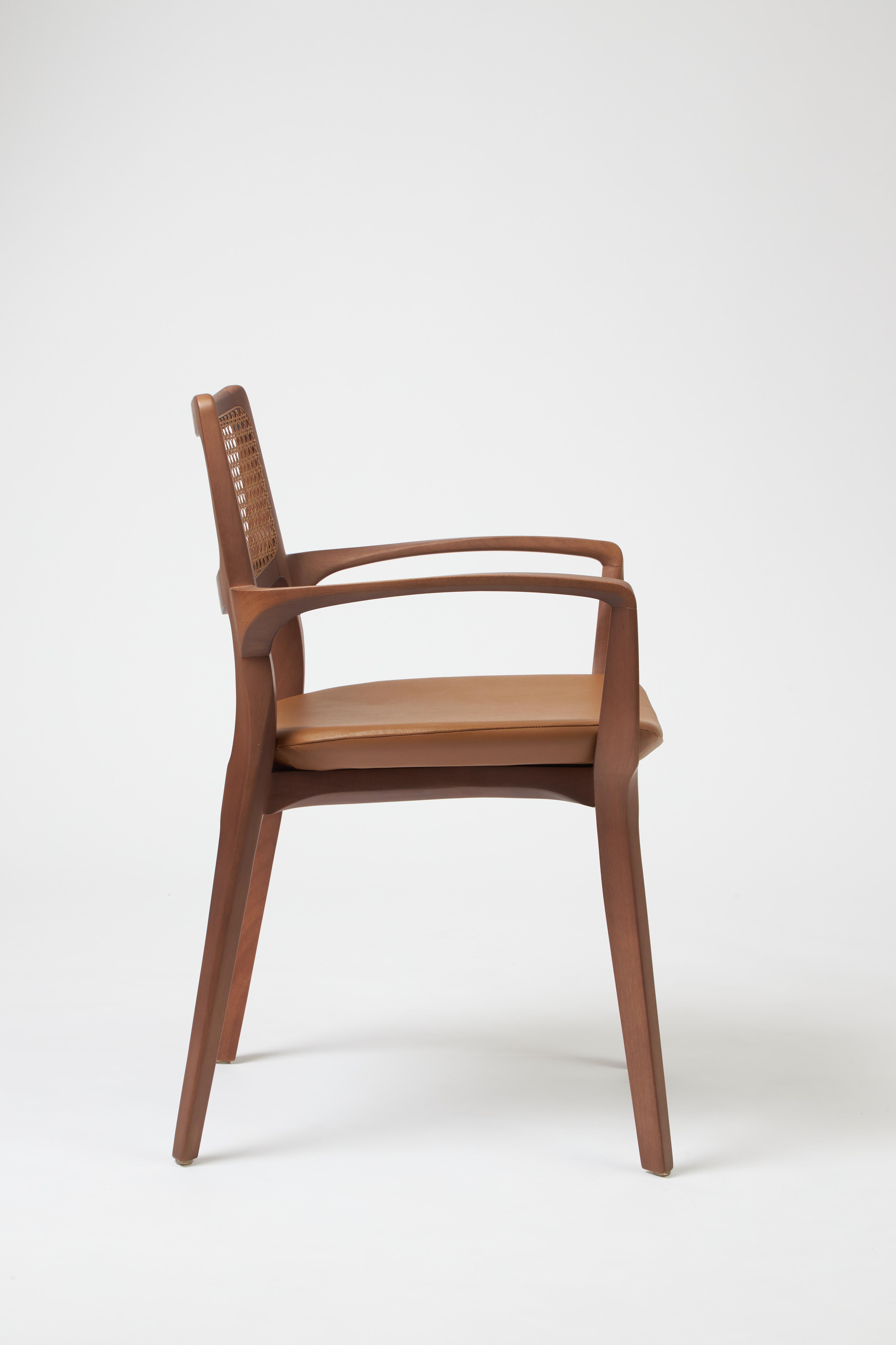 Aurora-Stuhl im modernen Stil, Armlehnen aus Nussbaumholz, Armlehnen im modernen Stil, Ledersitz, Rohr (Postmoderne) im Angebot