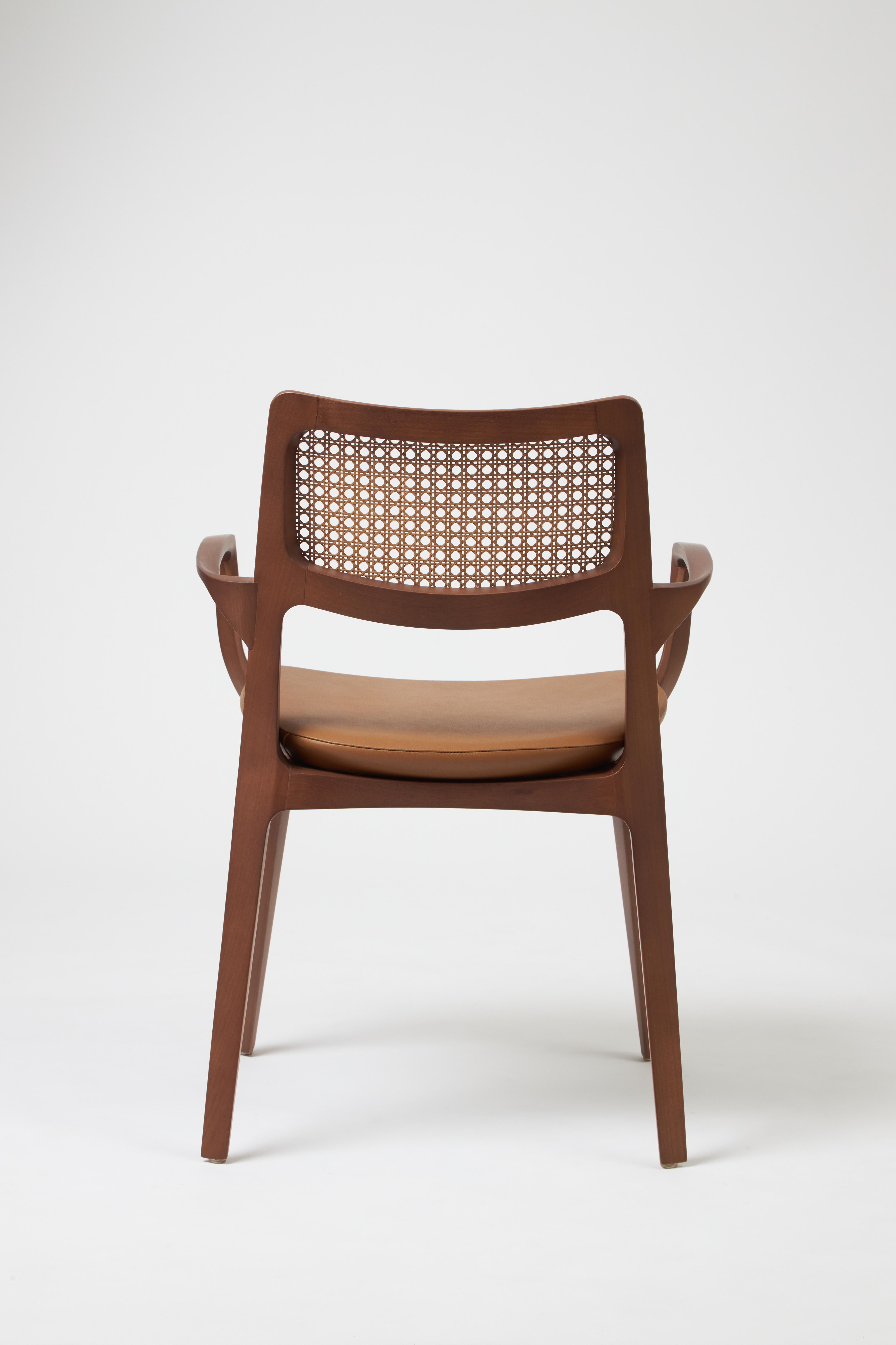 Aurora-Stuhl im modernen Stil, Armlehnen aus Nussbaumholz, Armlehnen im modernen Stil, Ledersitz, Rohr (Brasilianisch) im Angebot