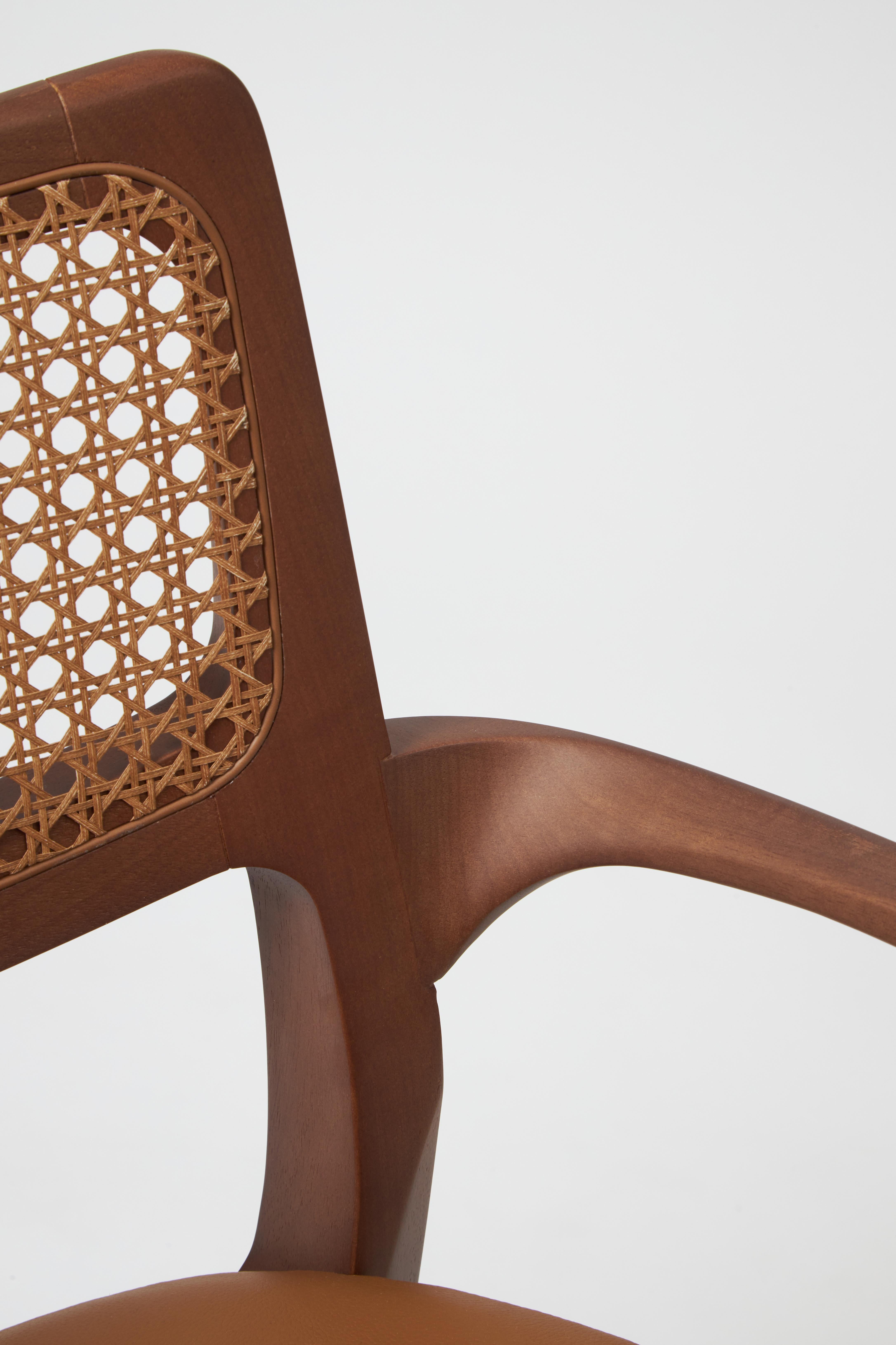 Aurora-Stuhl im modernen Stil, Armlehnen aus Nussbaumholz, Armlehnen im modernen Stil, Ledersitz, Rohr (21. Jahrhundert und zeitgenössisch) im Angebot