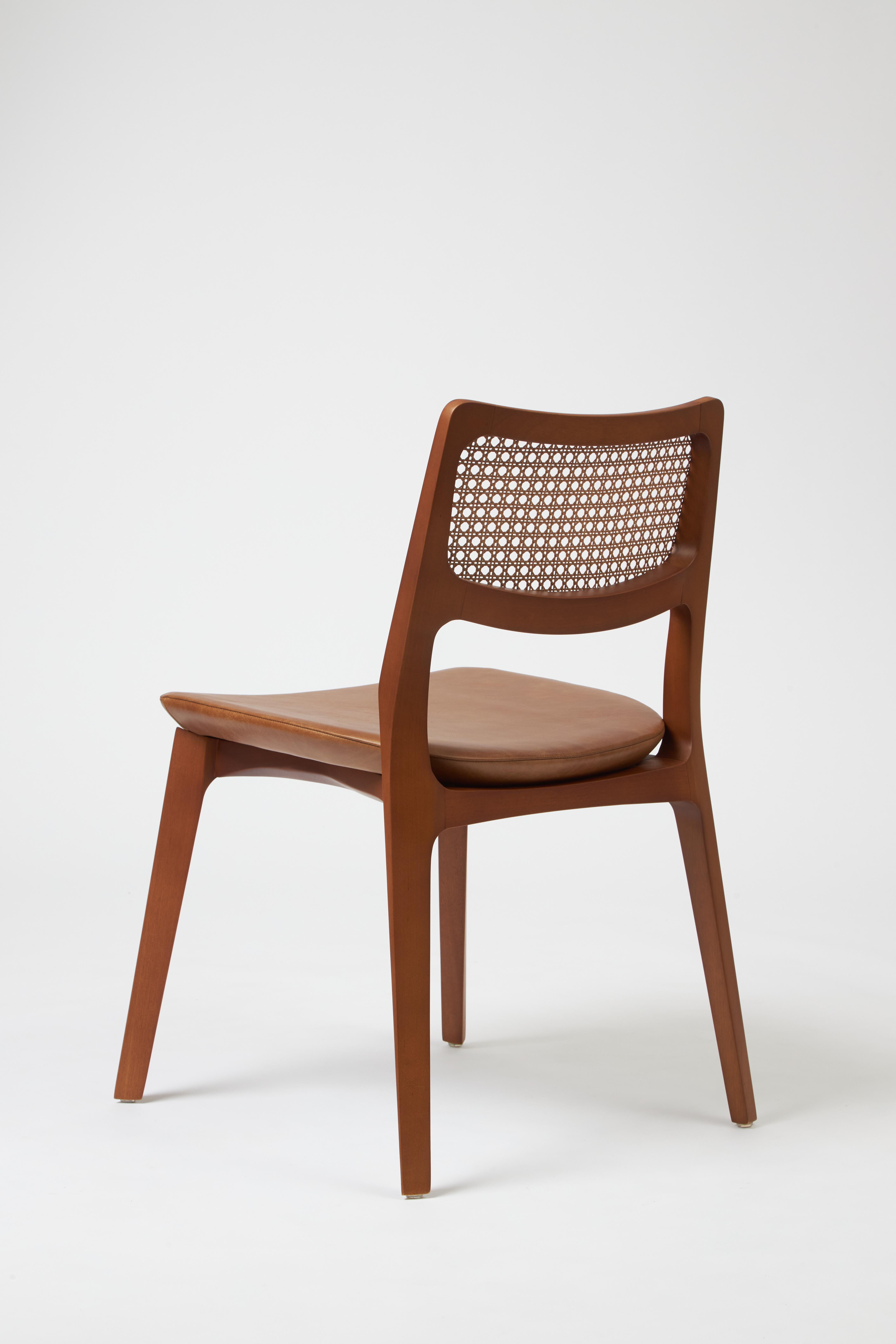 Aurora-Stuhl im modernen Stil, geformt in Nussbaumholz-Finish, ohne Armlehnen, Ledersitzmöbel (Brasilianisch) im Angebot