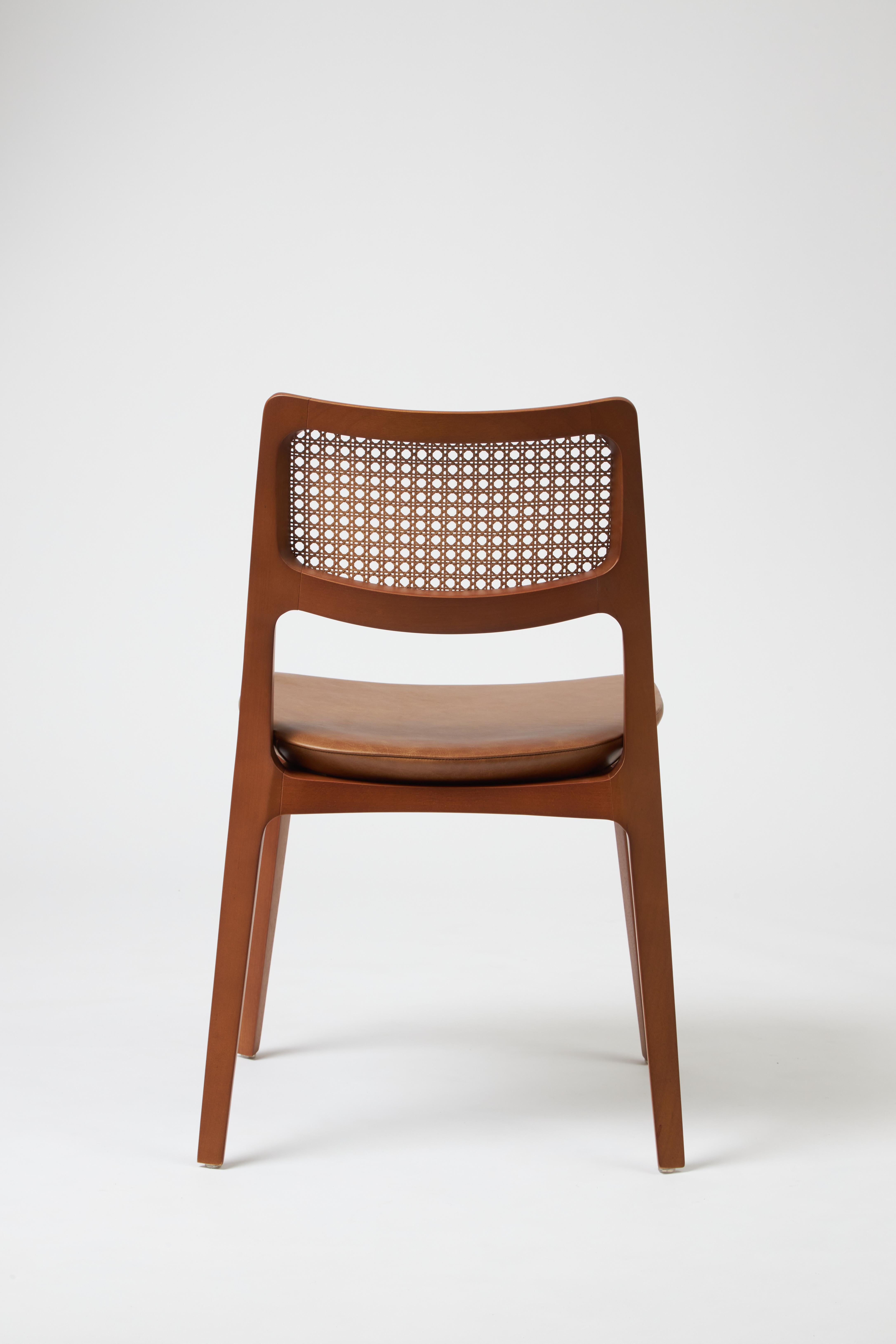 Aurora-Stuhl im modernen Stil, geformt in Nussbaumholz-Finish, ohne Armlehnen, Ledersitzmöbel (Geflecht) im Angebot