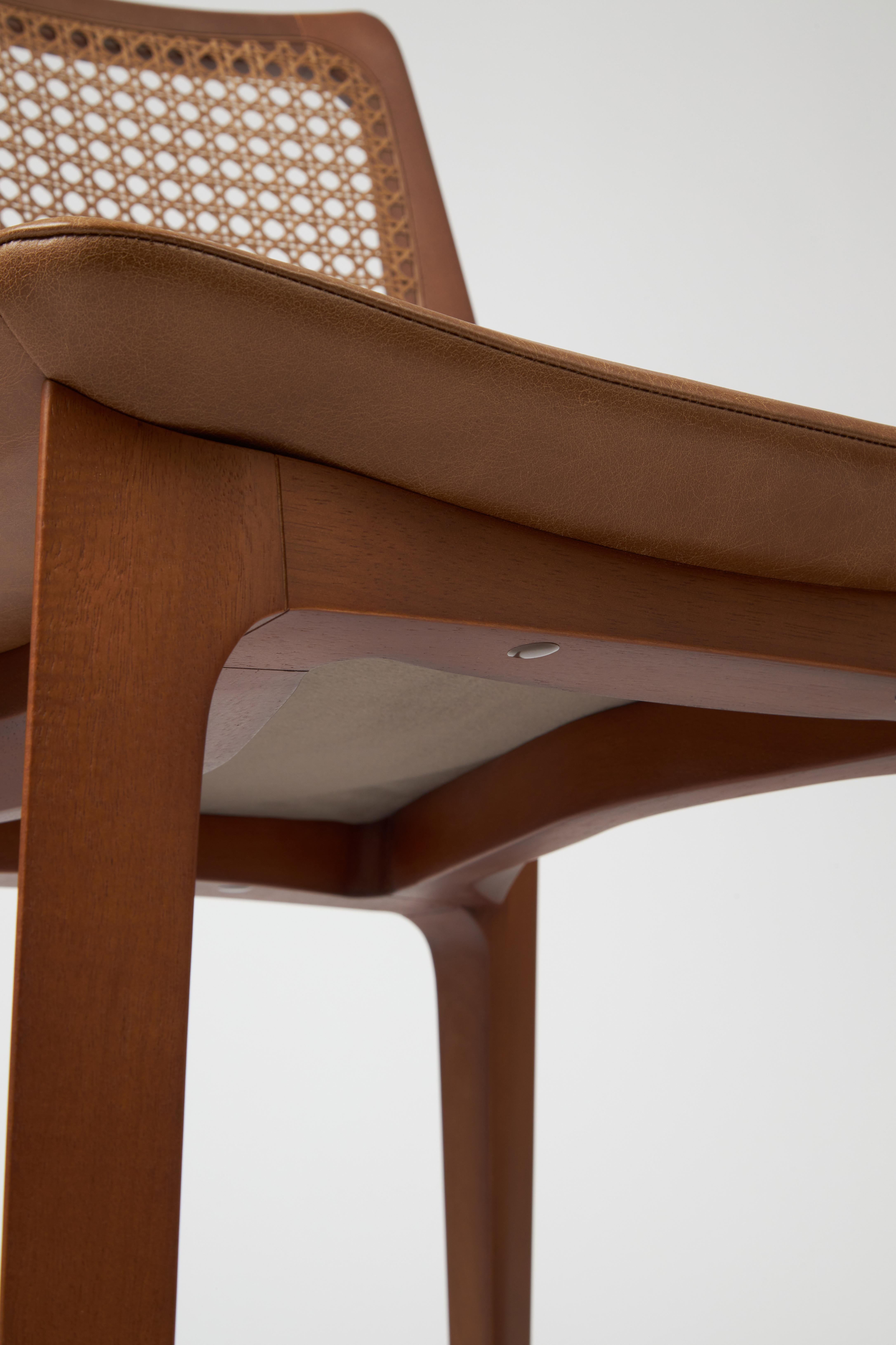 Modern Style Aurora Chair Sculpted in Walnut Finish No Arms, leather seating In New Condition For Sale In Vila Cordeiro, São Paulo
