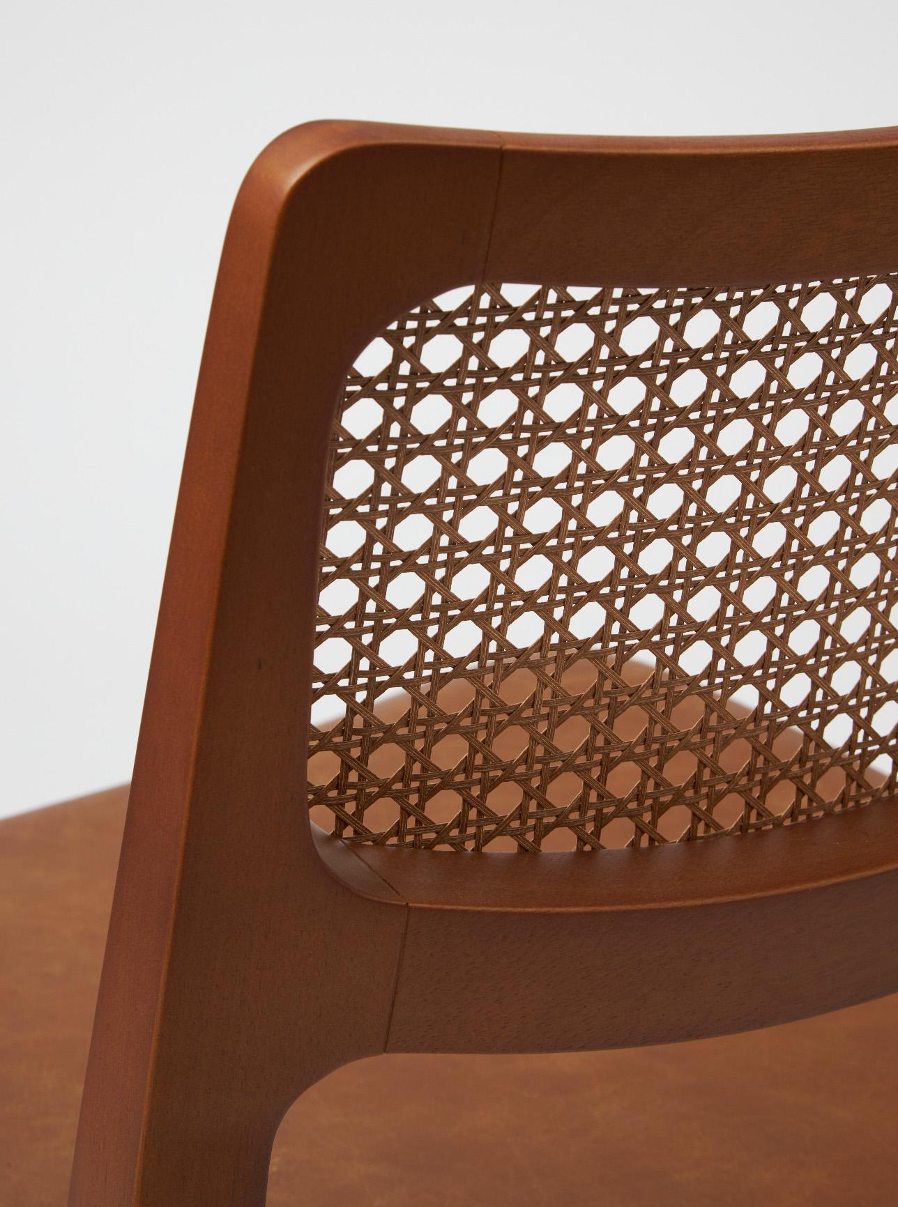 Aurora-Stuhl im modernen Stil, geformt in Nussbaumholz-Finish, ohne Armlehnen, Ledersitzmöbel (21. Jahrhundert und zeitgenössisch) im Angebot