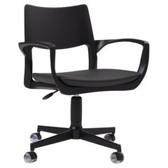 Silla de oficina Aurora de estilo moderno en madera maciza negra, respaldo macizo, asiento de cuero
