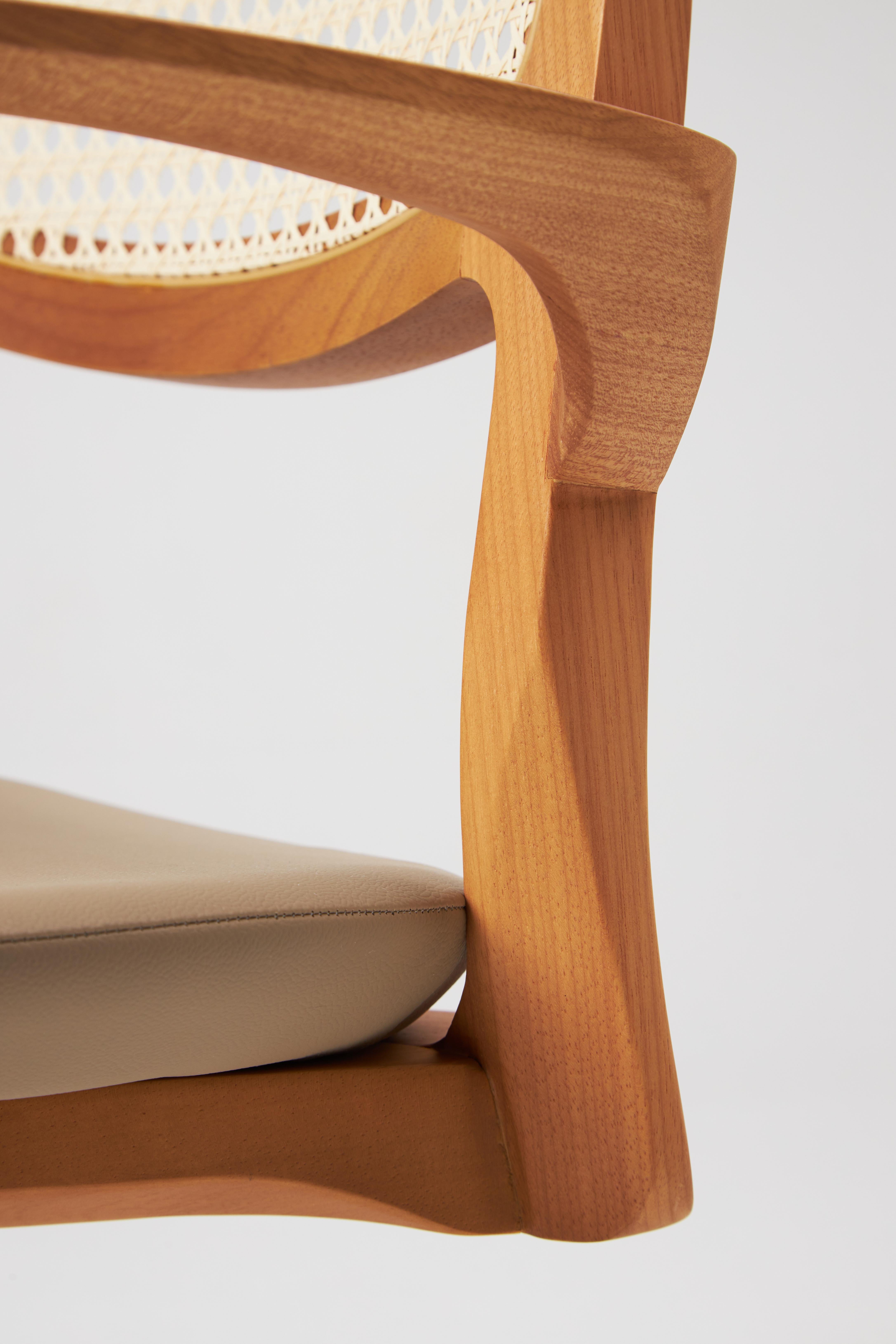 Sedia da ufficio Aurora in stile moderno in legno massiccio, schienale in caning, seduta in pelle in vendita 3