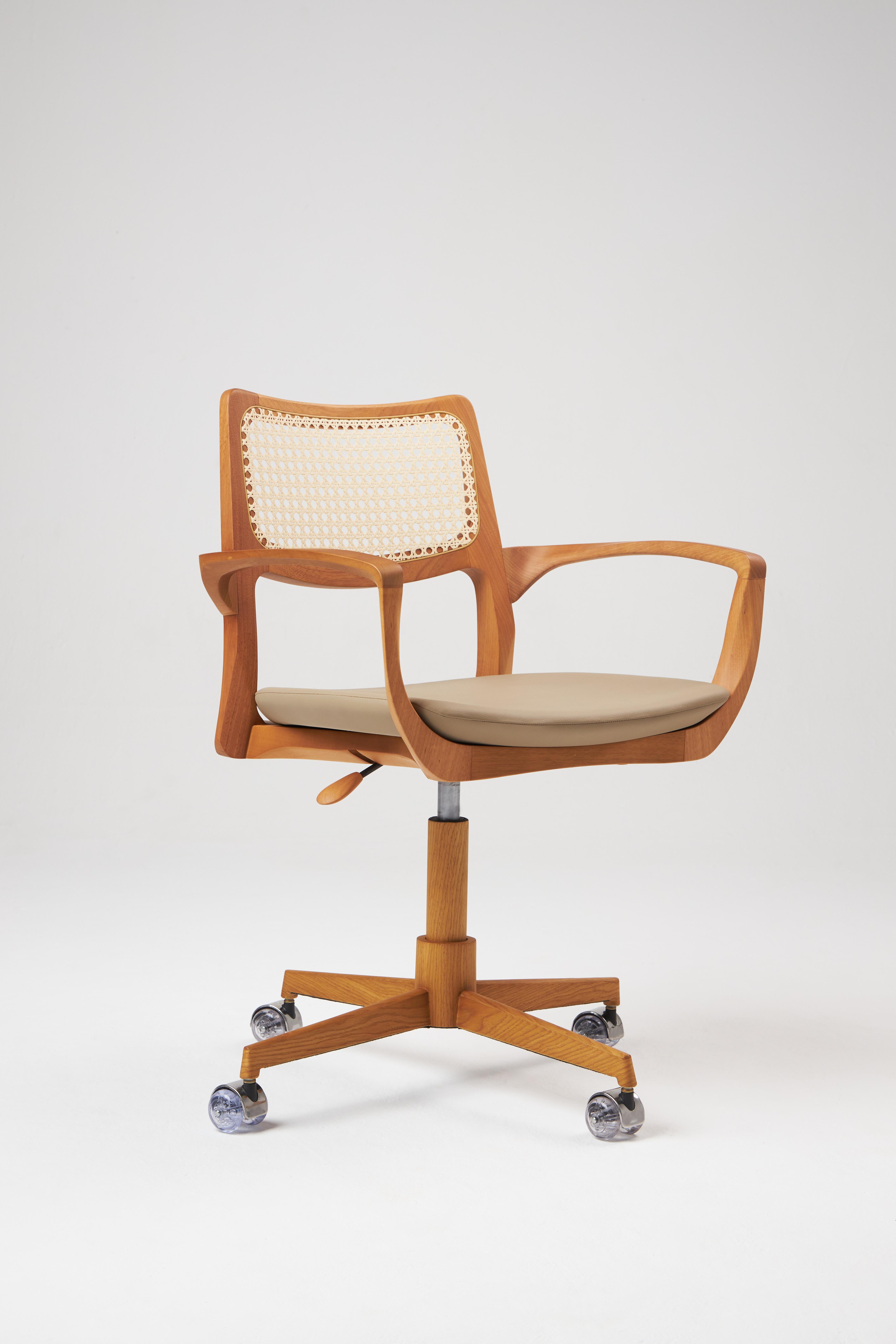 Modern Style Aurora office chair in solid wood, solid wood back, leather seat In New Condition For Sale In Vila Cordeiro, São Paulo