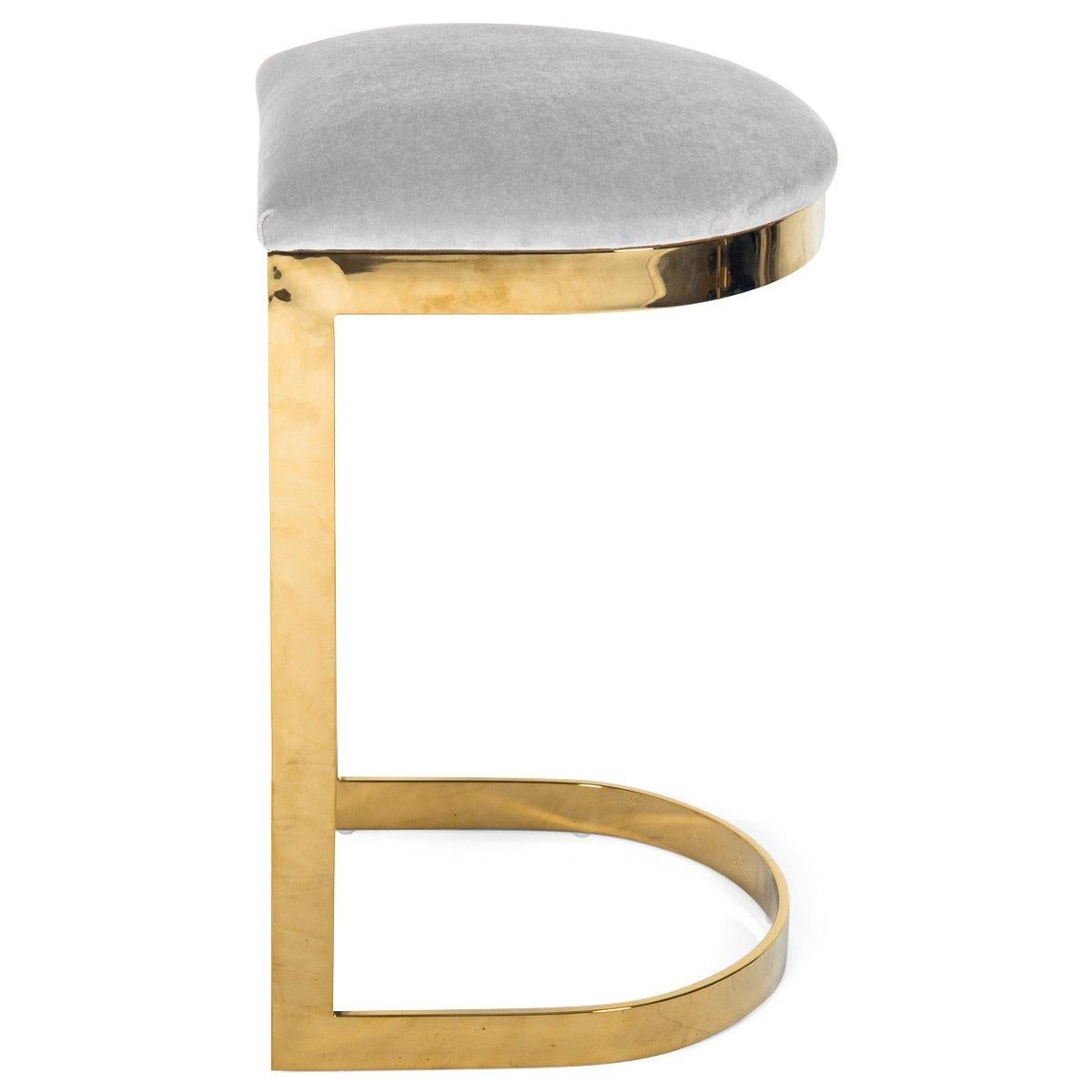 Tabouret de comptoir sans dossier de style moderne en velours avec un cadre en laiton massif poli en vente 4