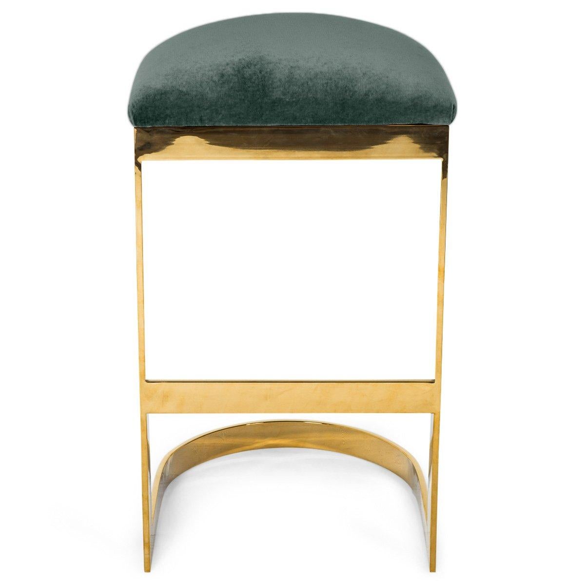 Chinois Tabouret de comptoir sans dossier de style moderne en velours avec un cadre en laiton massif poli en vente