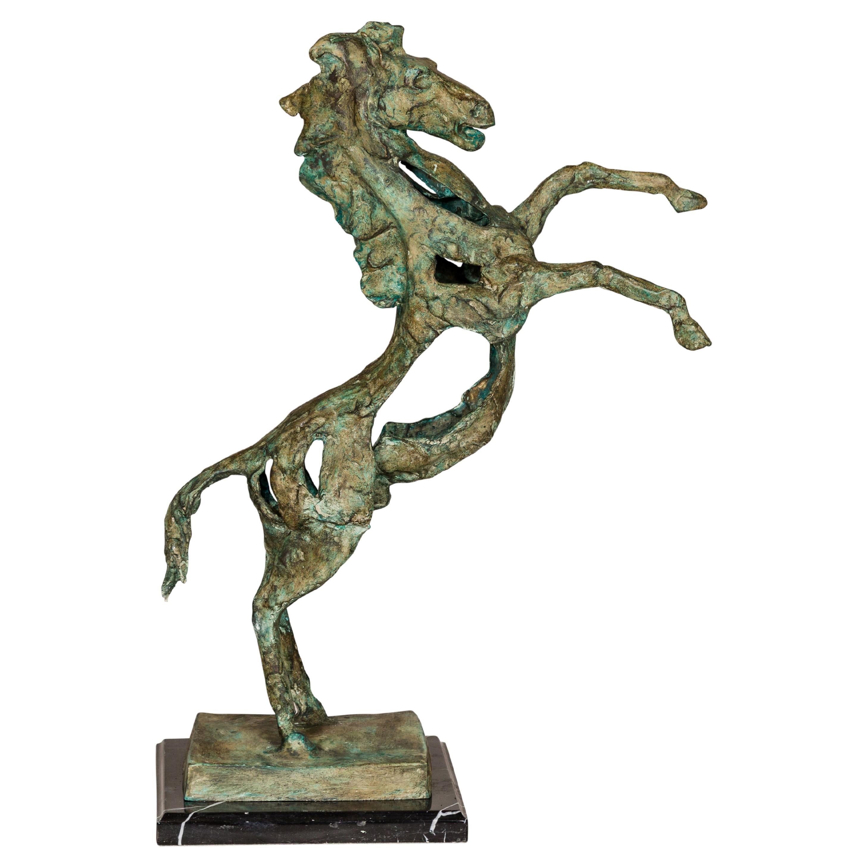 Bronze-Tischplatten-Skulptur eines sich aufbäumenden Pferdes im modernen Stil auf schwarzem Marmorsockel