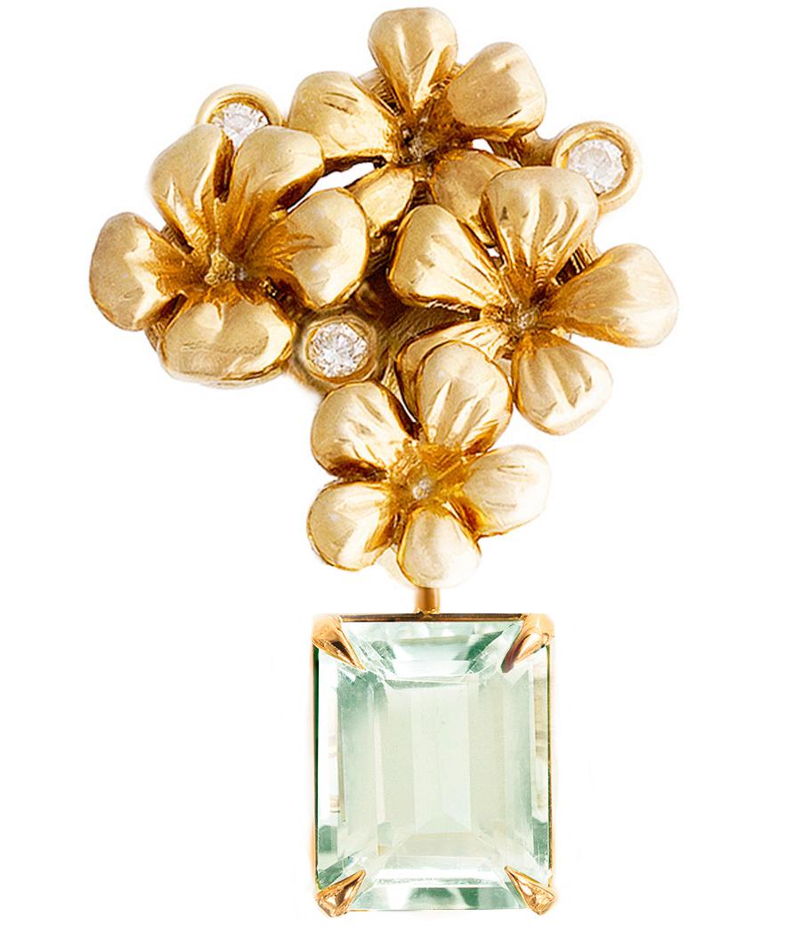 Cette broche de style moderne en or jaune 18 carats est incrustée de 3 diamants ronds et d'une prasiolite (quartz vert naturel) détachable. Cette collection de bijoux a fait l'objet d'une revue de Vogue S en novembre.

La taille de la pièce est de 3