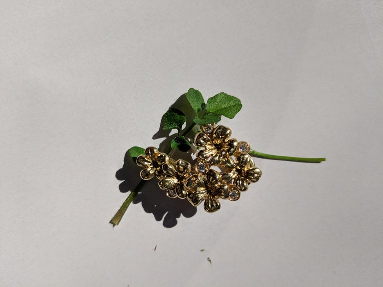 This modern style 18 karat yellow gold Sculptural brooch is encrusted with 5 round diamonds and detachable prasiolite (natural green quartz). This jewellery collection was featured in Vogue UA review in November.
The size of the piece is 3,7x1.7 cm,