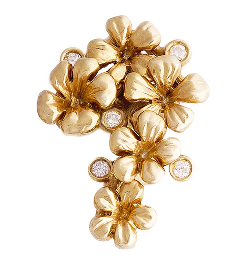 This Modern Style 18 karat yellow gold brooch is encrusted with 5 round diamonds and detachable natural emerald, 1.9 carats, 0.33x0.26 inches. This jewellery collection was featured in Vogue UA review.
The size of the piece is 1.45x0.67 inches, and