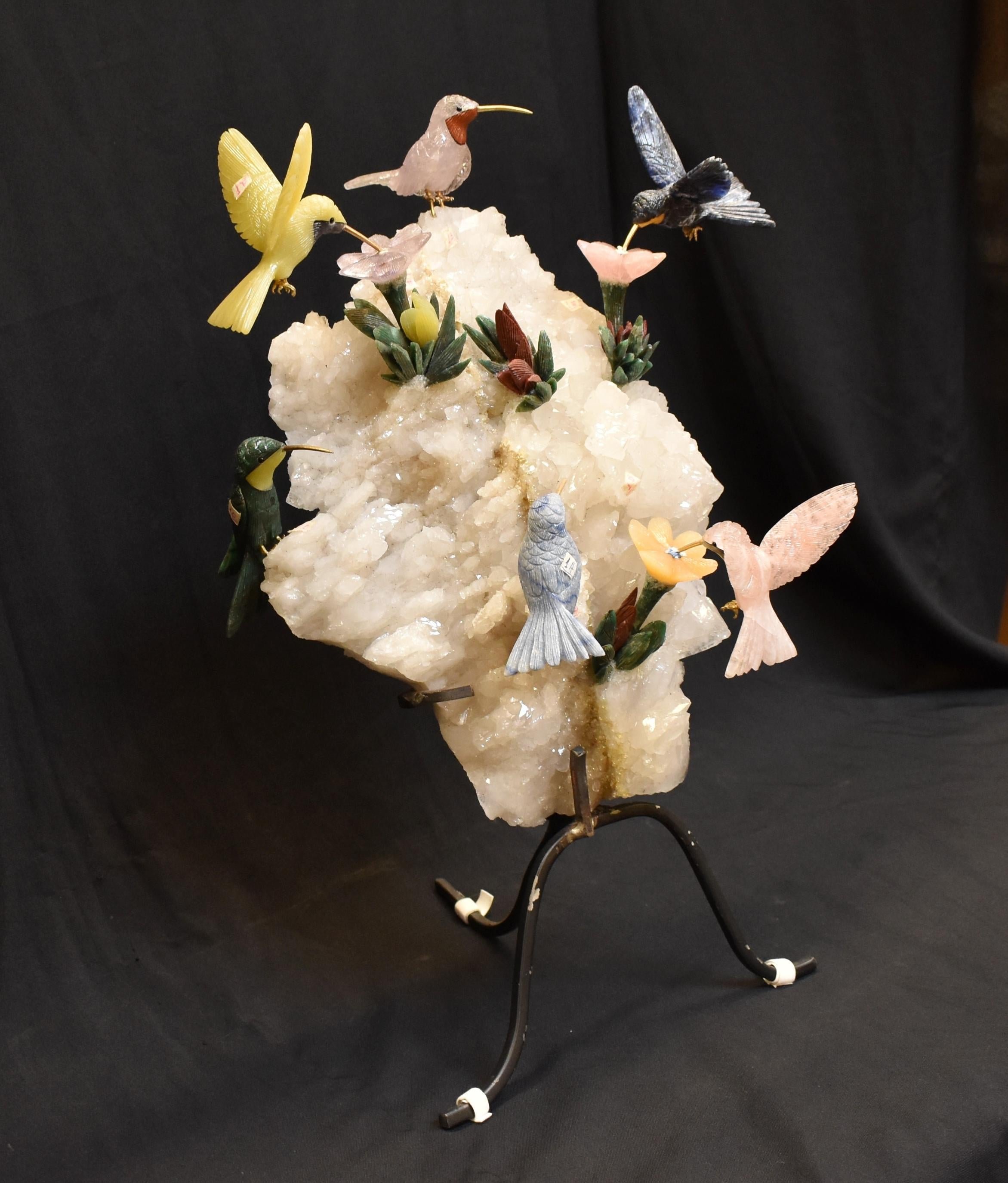 Moderne geschnitzte Edelsteine Humming Bird Group, moderner Stil (Handgeschnitzt) im Angebot