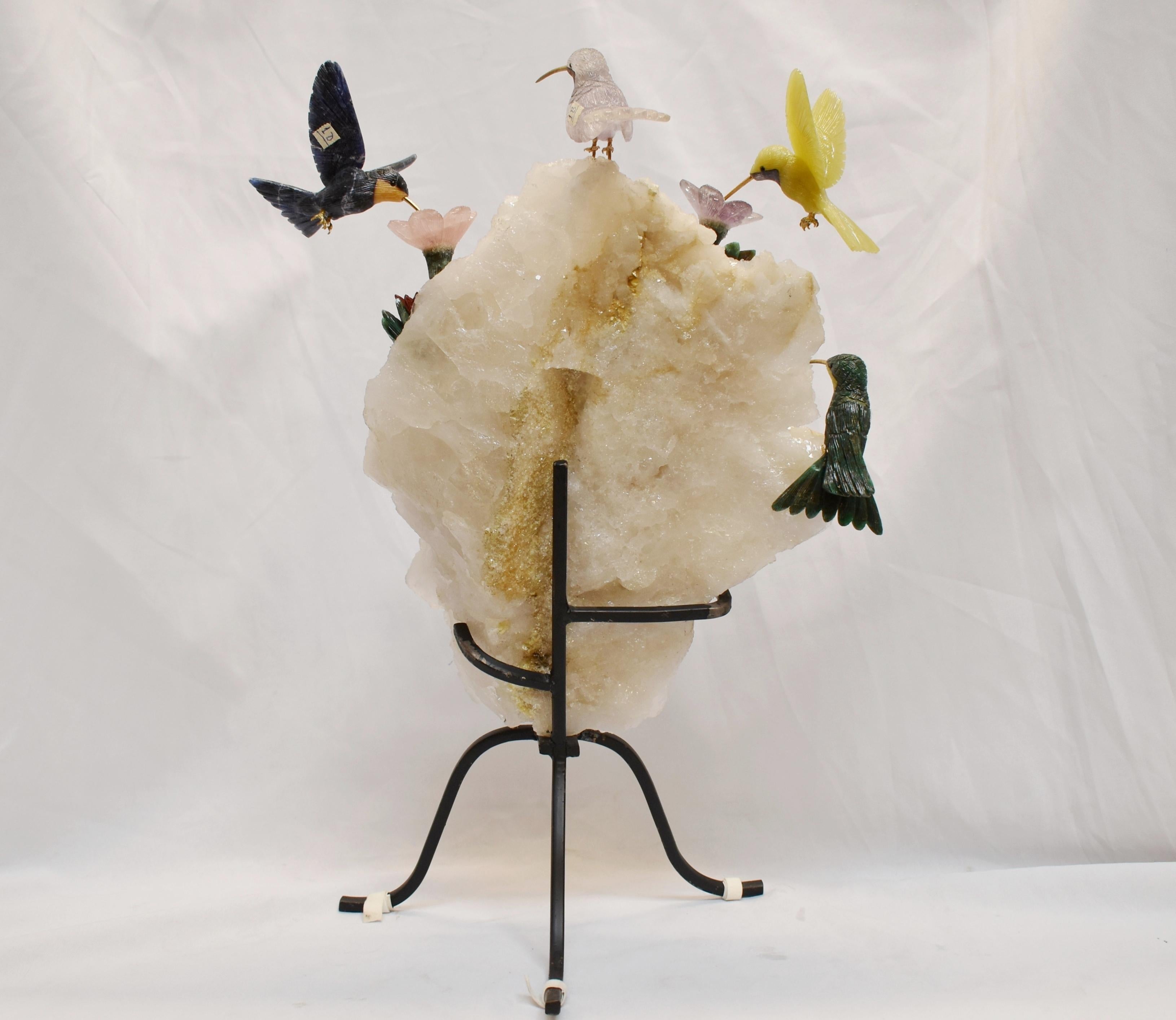 Moderne geschnitzte Edelsteine Humming Bird Group, moderner Stil (Edelsteinmix) im Angebot