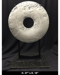 Skulptur aus geschnitztem Bergkristall und Marmor im modernen Stil