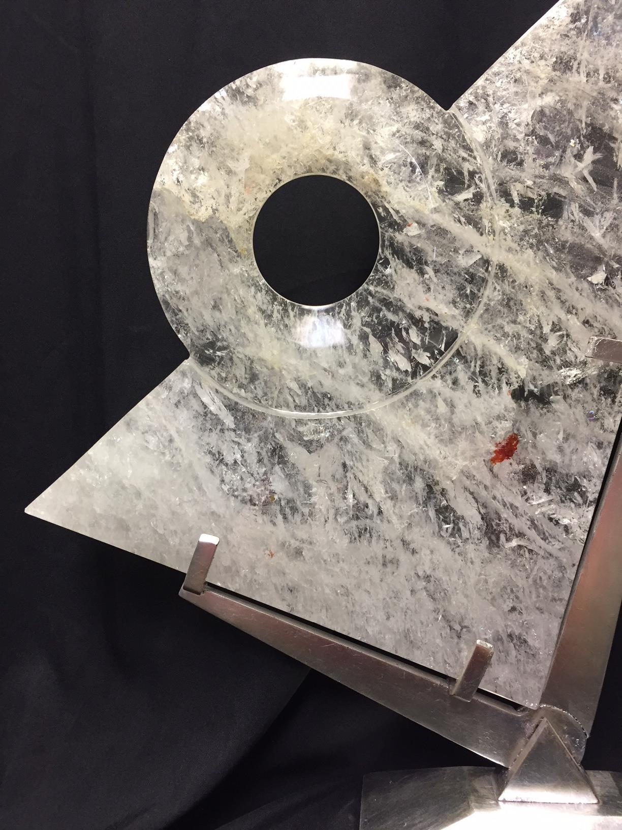 Americano Scultura di cristallo di rocca intagliata in stile moderno in vendita