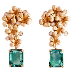 Boucles d'oreilles sculpturales à clip de style moderne en or rose 18 carats avec émeraudes