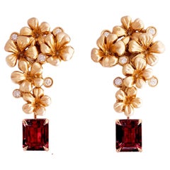 Boucles d'oreilles à clip de style moderne en or rose dix-huit carats et rubis naturel