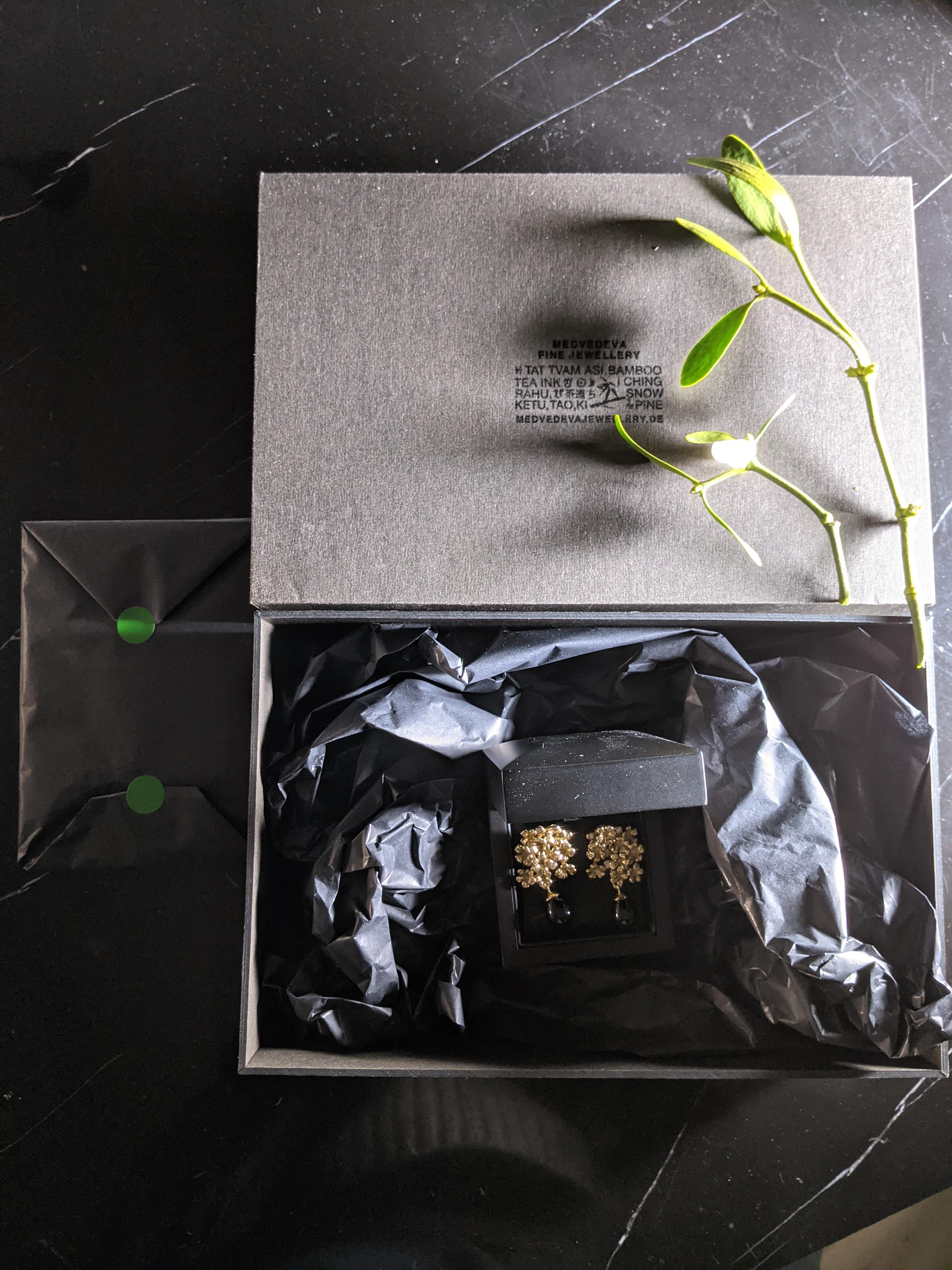 Achtzehn Karat Gelbgold Cocktail-Ohrringe im modernen Stil mit natürlichen Smaragden im Angebot 11