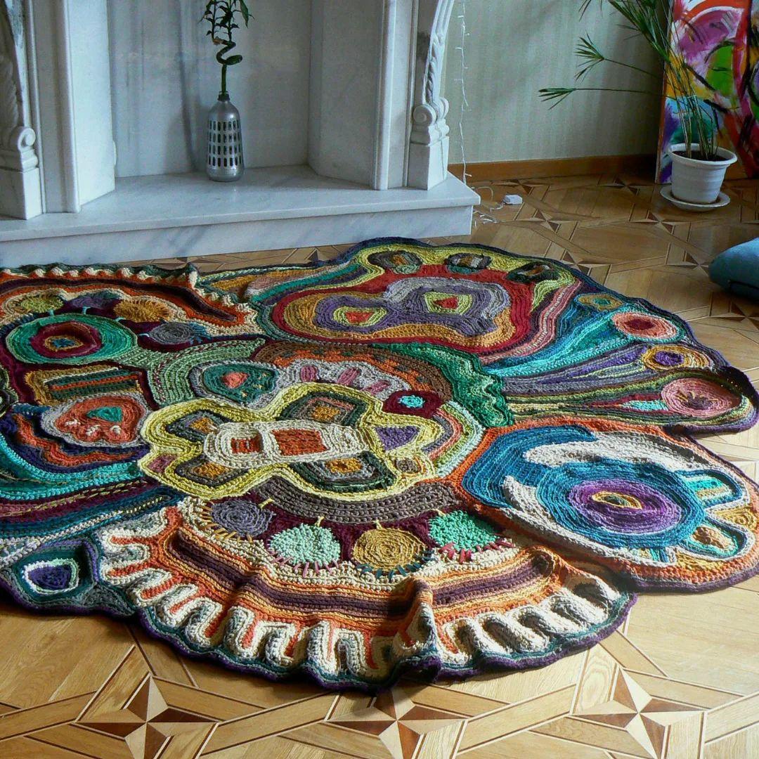 Categoría: Alfombras, Moquetas, Decoración
Dimensiones: 1,95 m x 1,65 m
Espesor: 0,015 m
Peso: 6.5 kg
Material: ropa usada reciclada, 100% algodón 
La técnica combina el ganchillo, el bordado y el acolchado

POR ENCARGO
Ponte en contacto para
